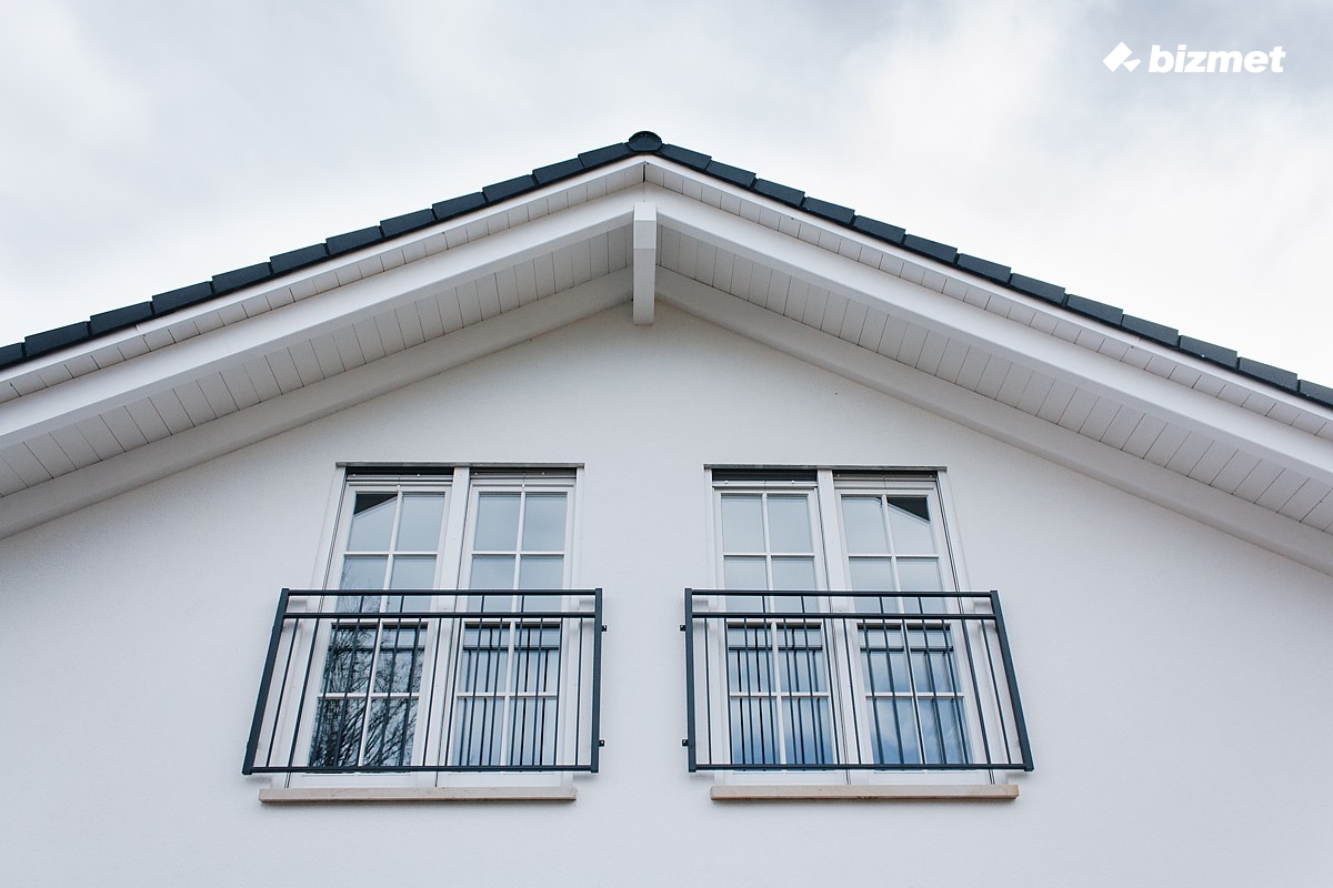 2016 年完工的木质门窗、车库门与砂岩窗台单户住宅-3