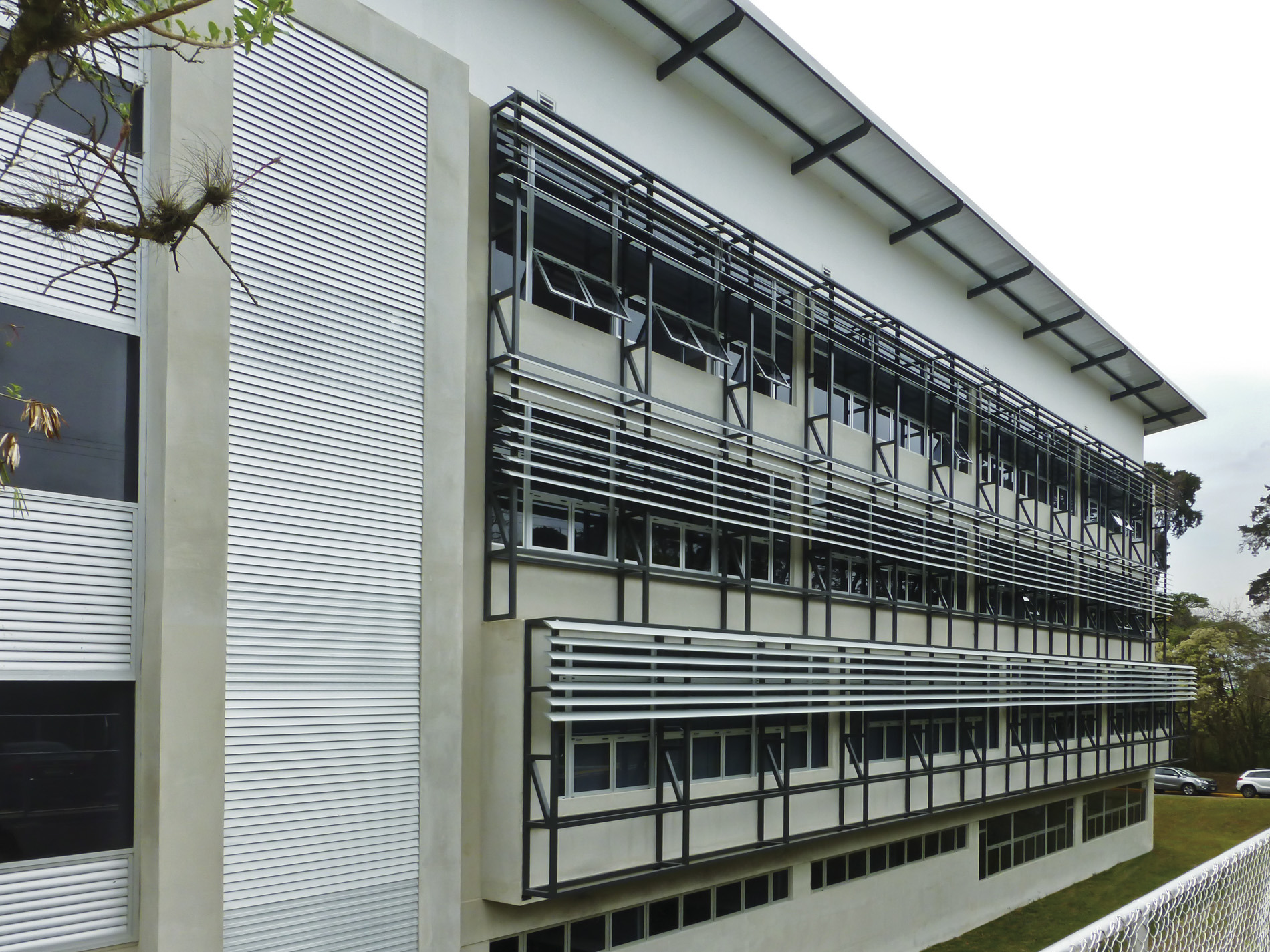 现代学院铝制百叶窗设计，节能环保，打造舒适学习空间-1