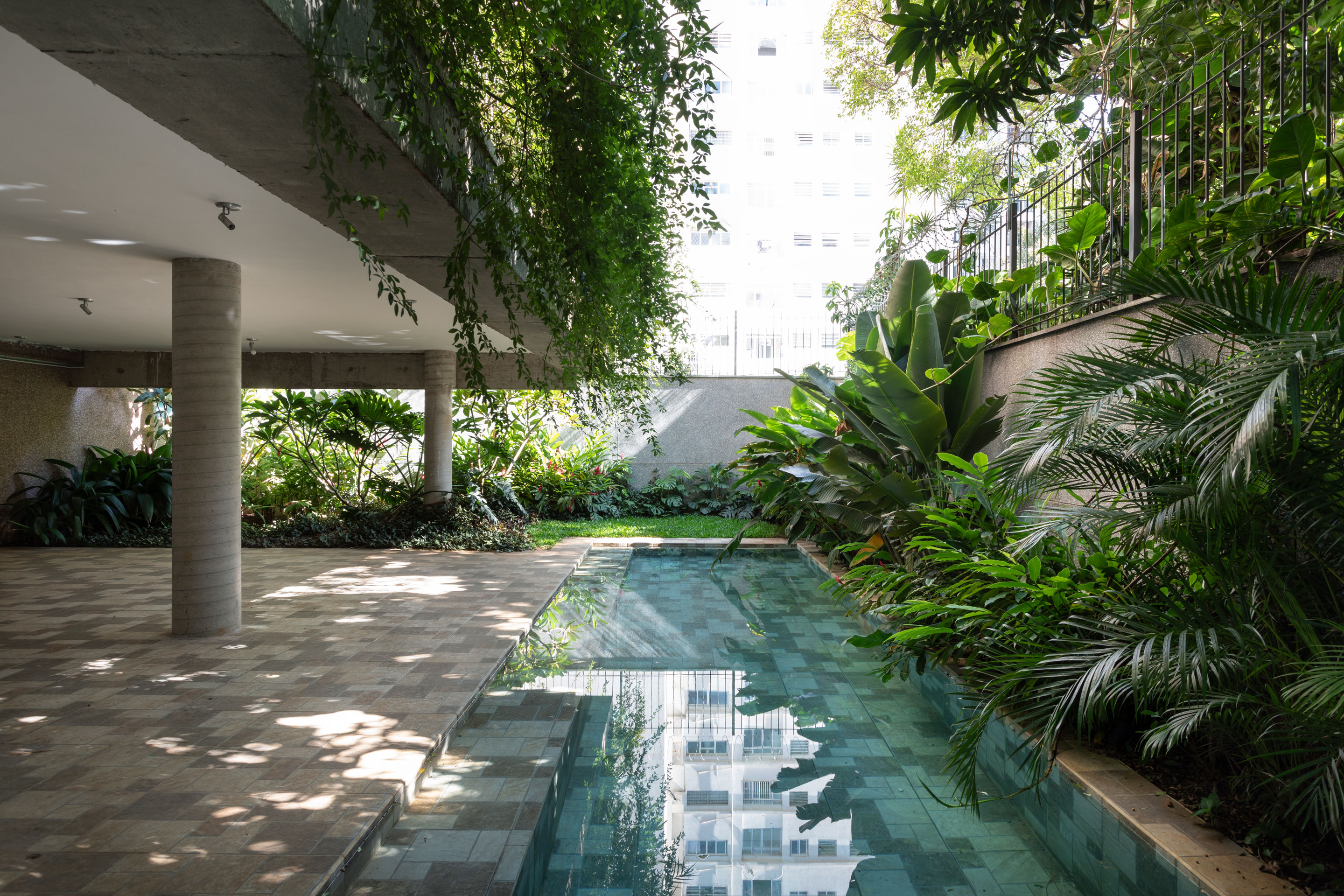 巴西绿色住宅楼,绿意盎然与城市景观相融-9