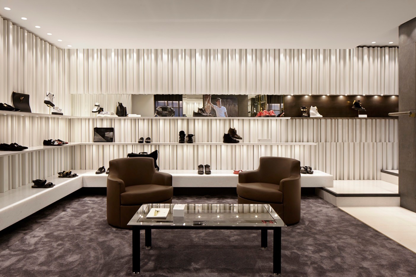 伦敦 Giuseppe Zanotti 男士专卖店 - 传统意式风情与现代空间的完美融合-14