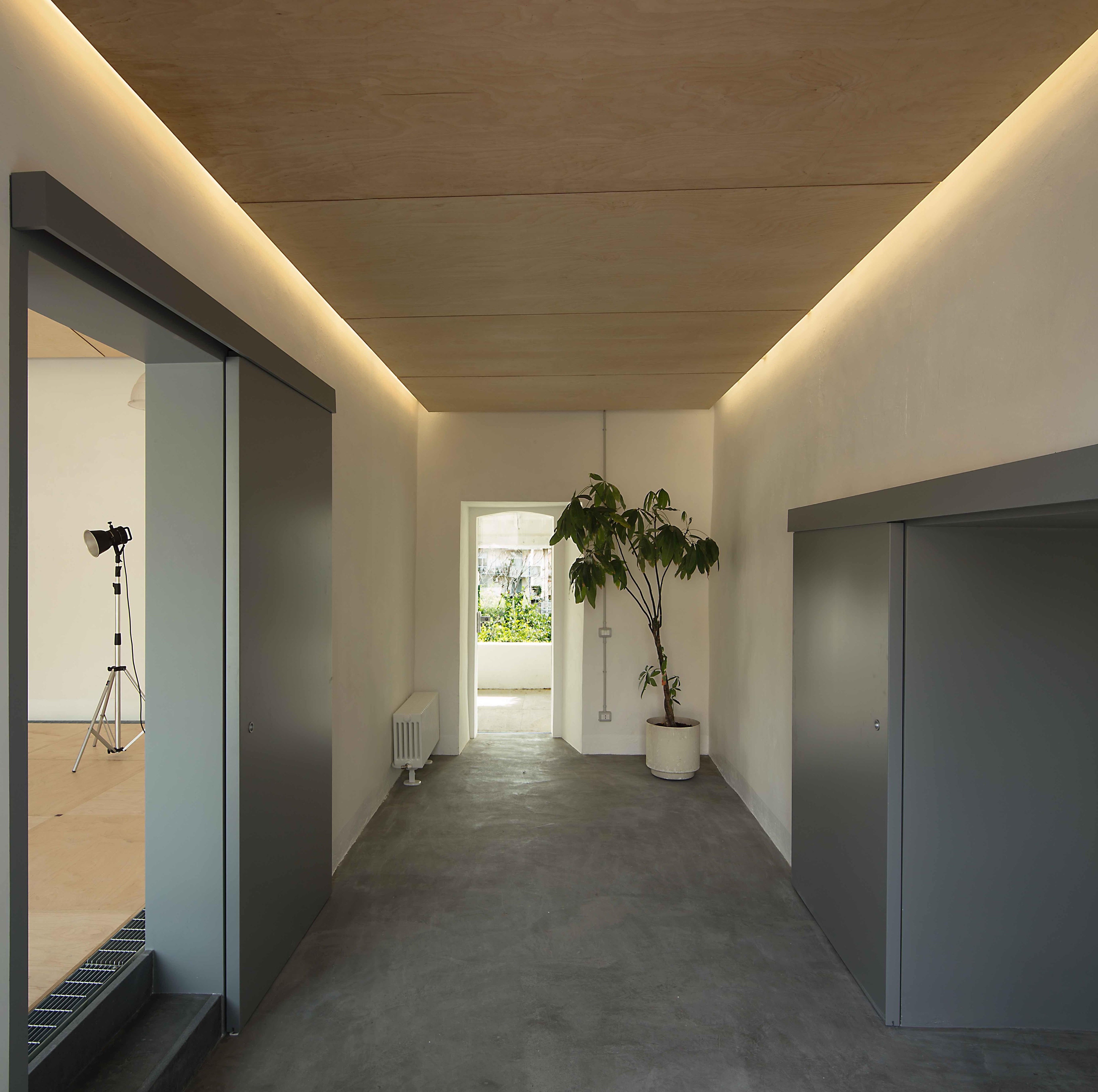 Abadir Academy 旧建筑改造，木质与彩色玻璃的现代融合-3