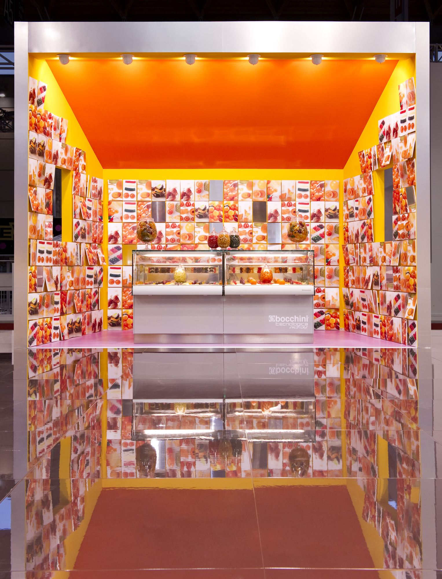 颠覆传统，400 平米展位诠释现代关系美学-0