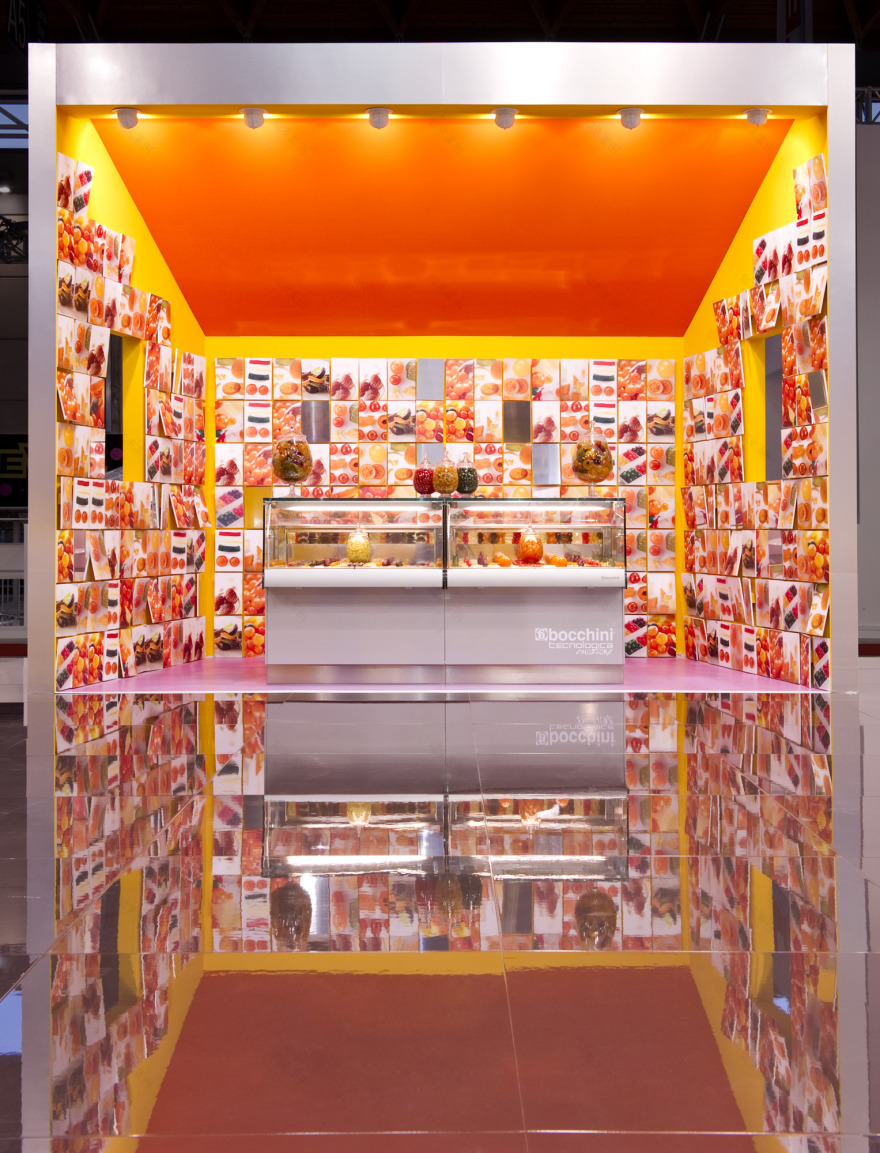 颠覆传统,400 平米展位诠释现代关系美学-0