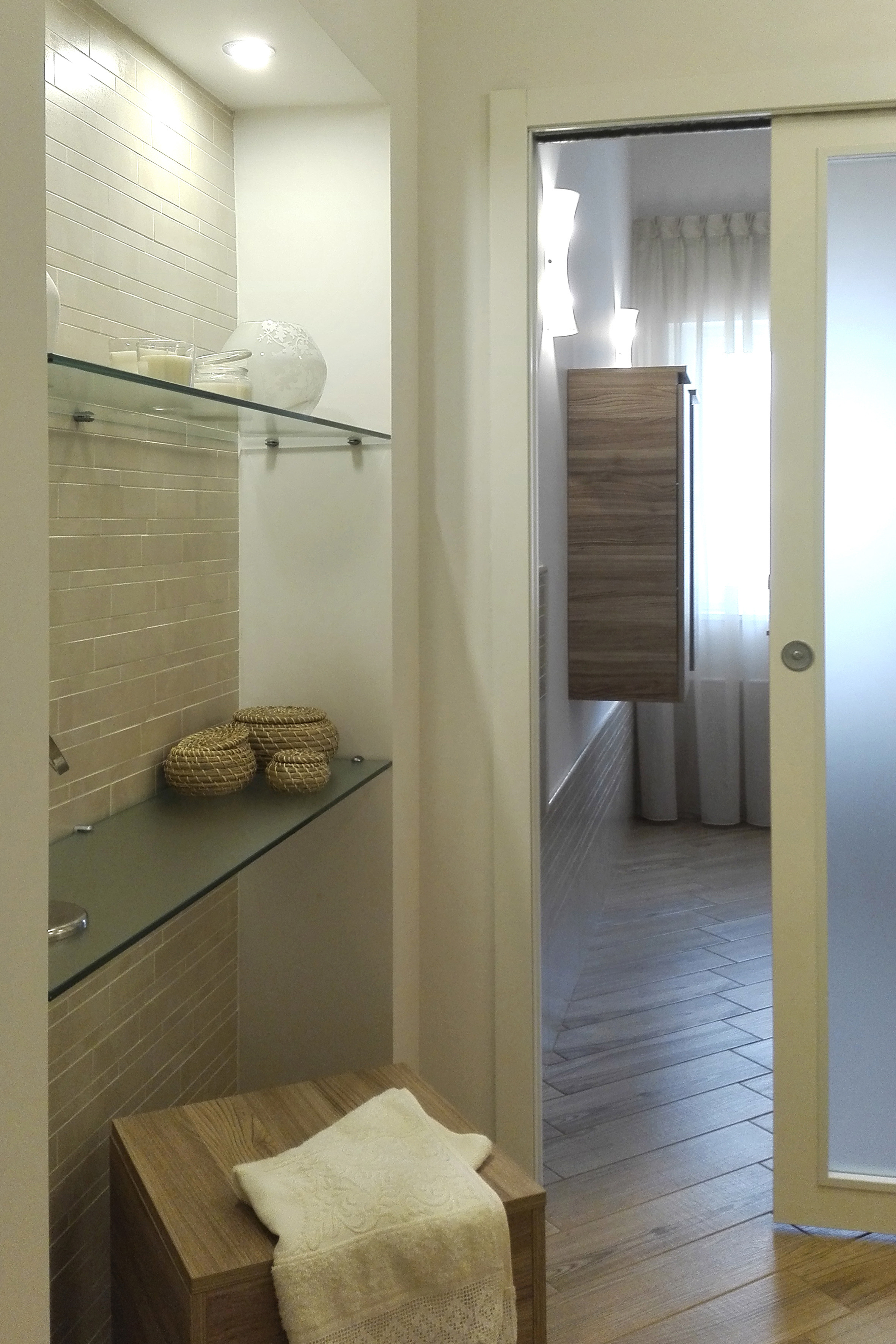 绿色山丘中的家庭住宅 T-30