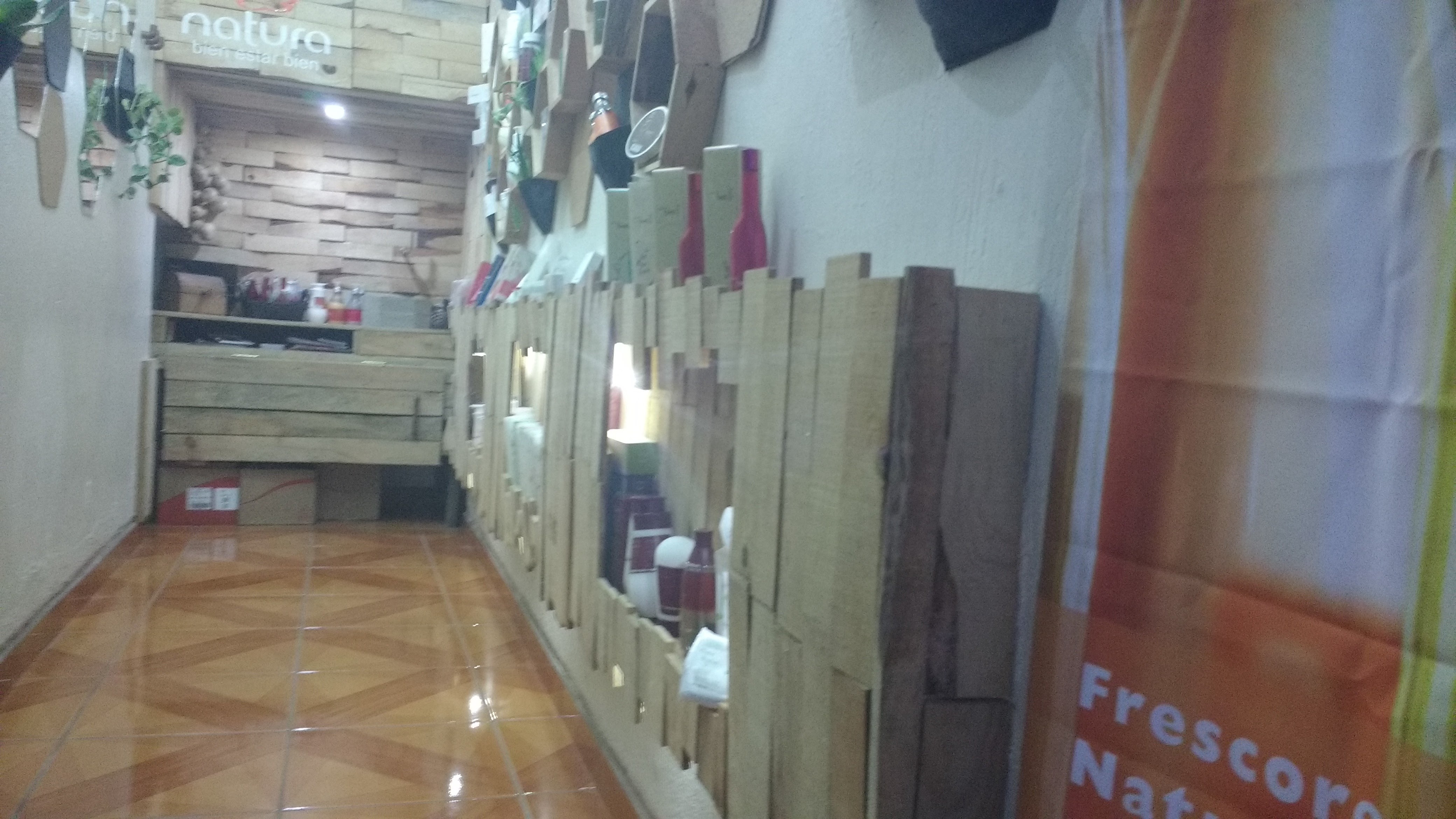 环保可持续的香水化妆品店设计-25