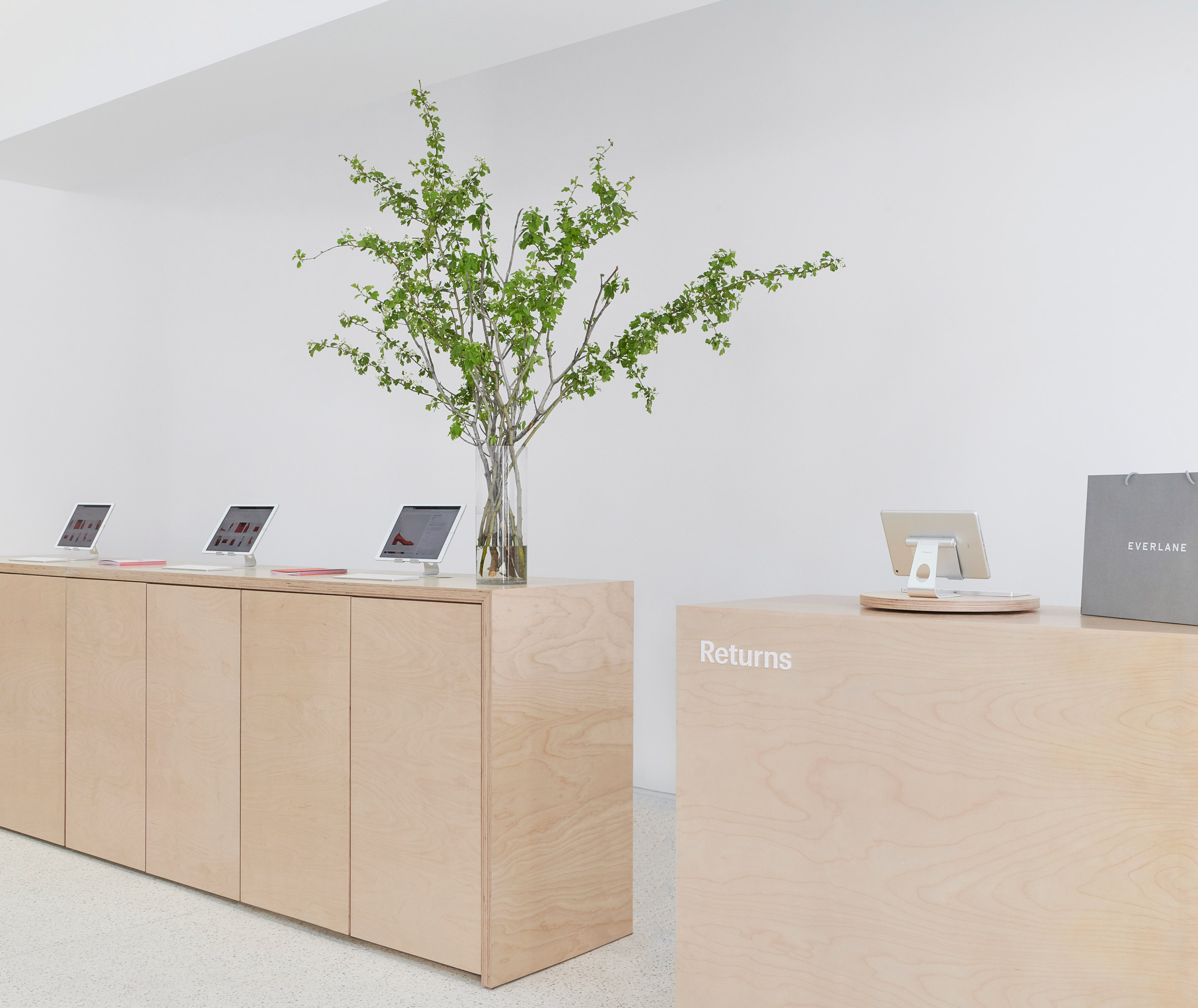 旧金山百年老建筑里的极简时尚空间——Everlane 新店-16