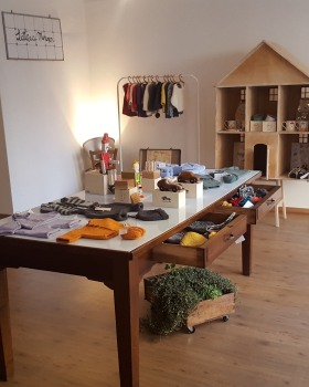 历史建筑中的现代奶制品店