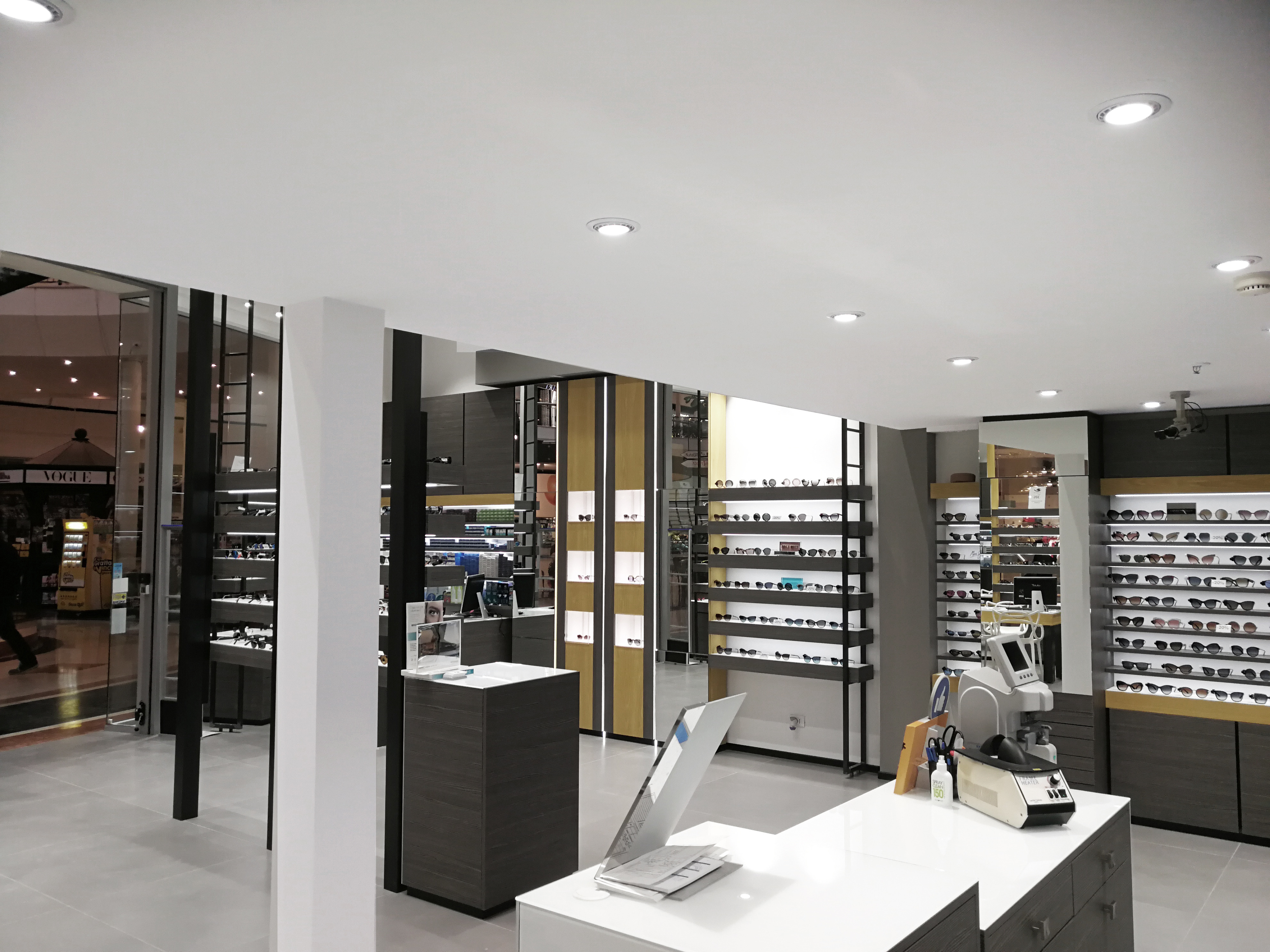 Ottica Piubello 购物中心的工业风设计-19