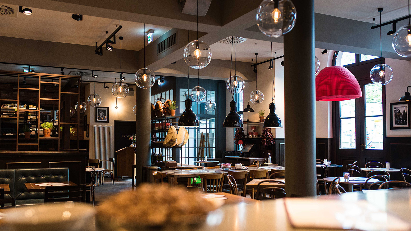 意大利美食餐厅的红色黄色彩虹设计-11