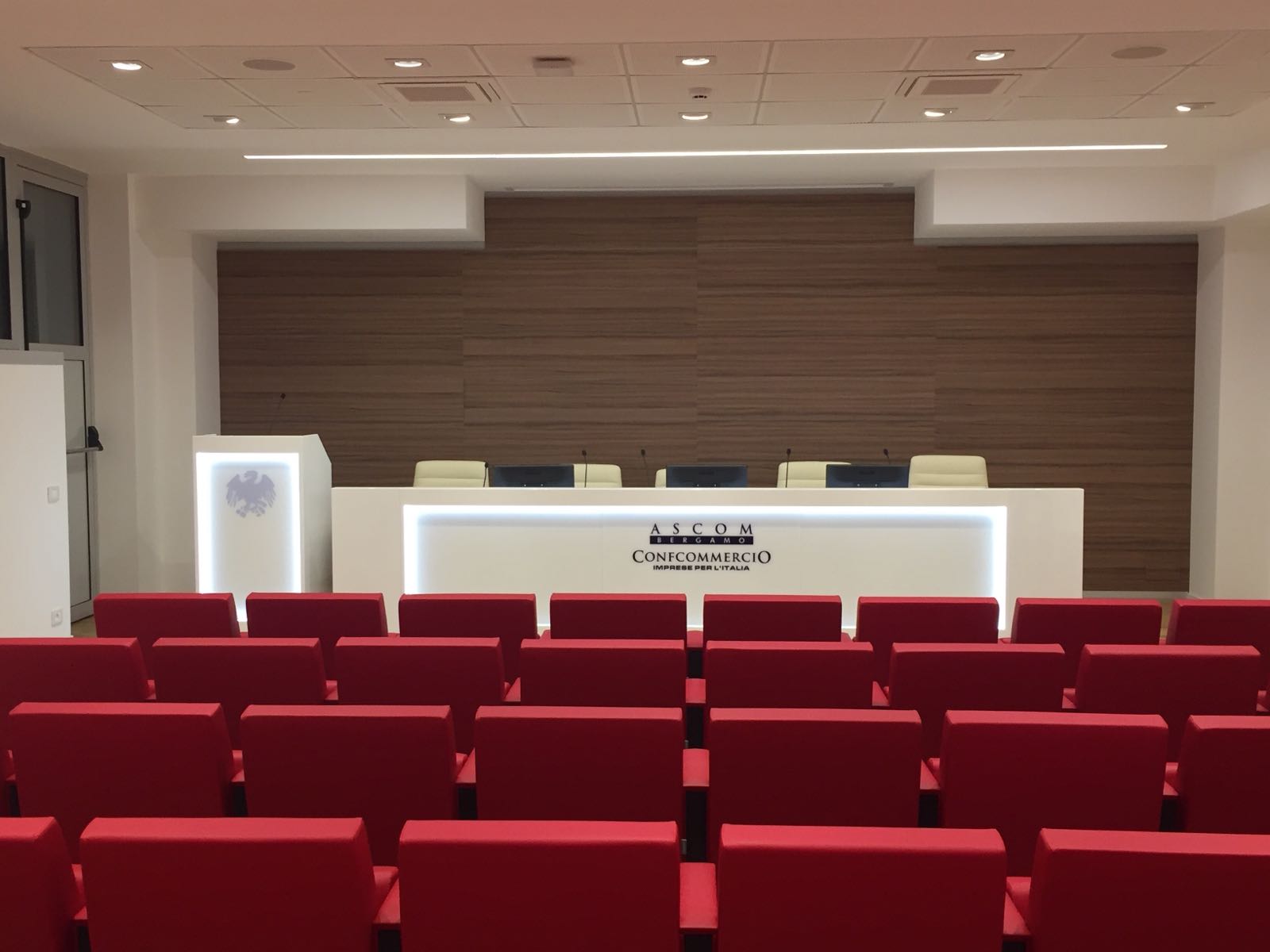 重塑办公空间典范 · 米兰某办公楼翻新-15