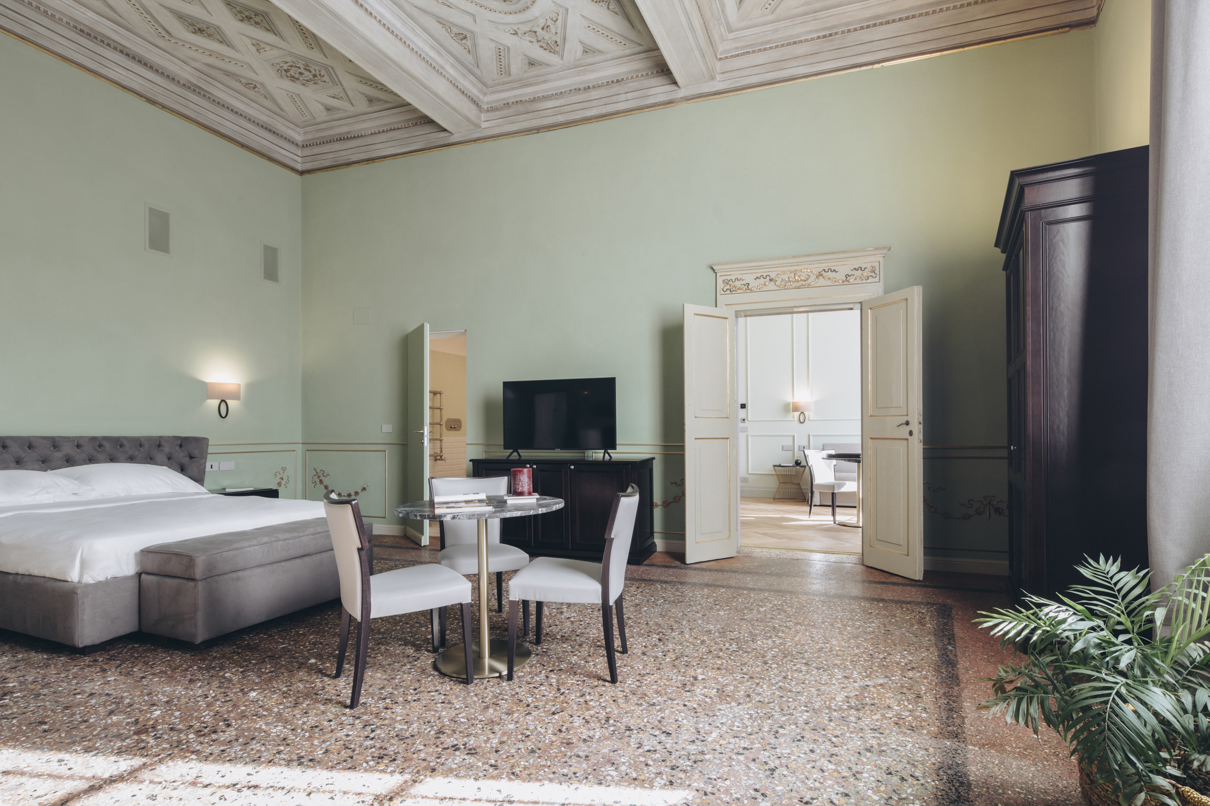 意大利博洛尼亚百年建筑的奢华套房新生-1