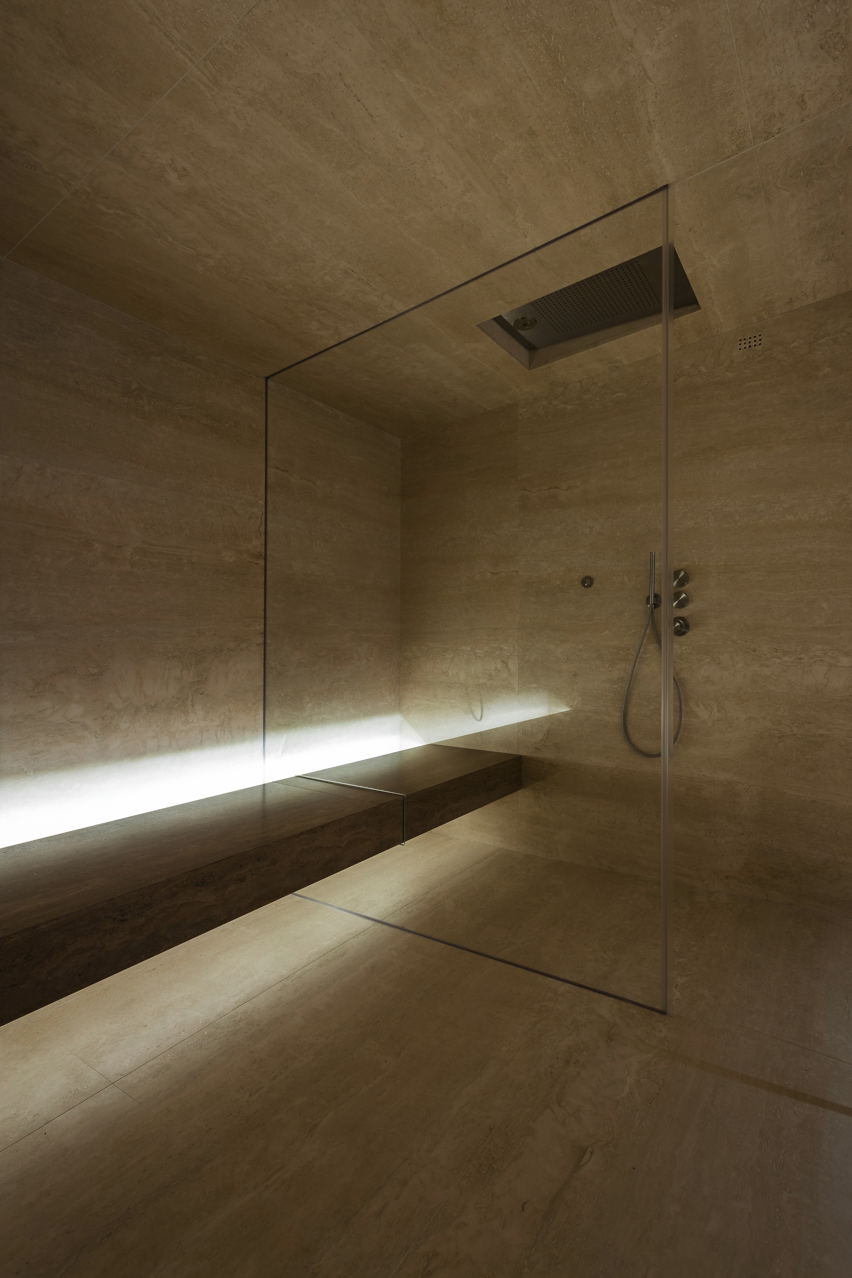 意大利私人住宅，玻璃与 travertine 的魅力碰撞-6