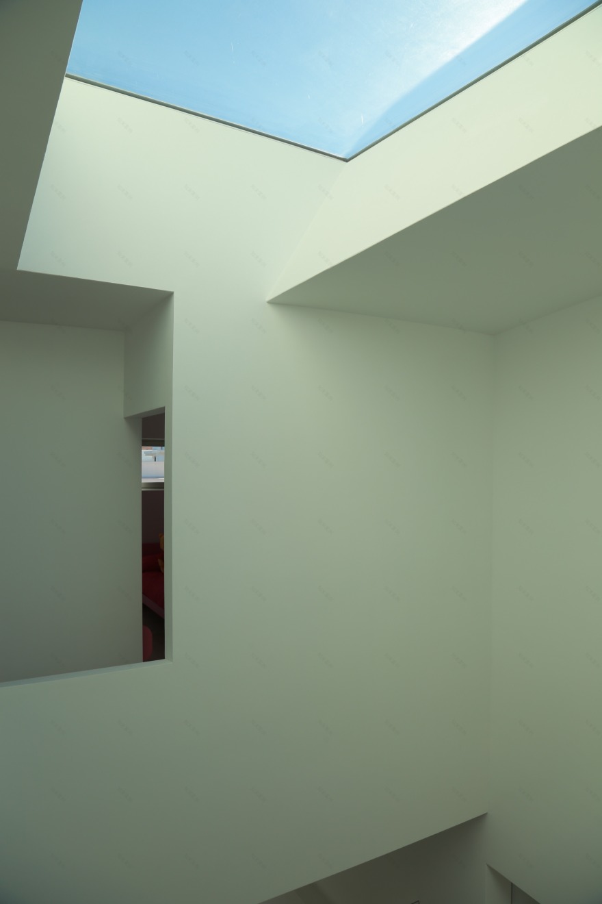 岩石中的三层住宅-20