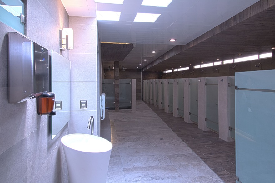 墨西哥乡村俱乐部拉斯·乌尔塔斯浴室和更衣室翻新-7