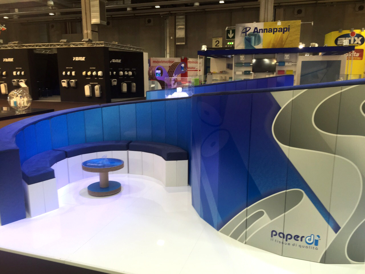 纸品公司打造优雅“纸”酒店式展台-9