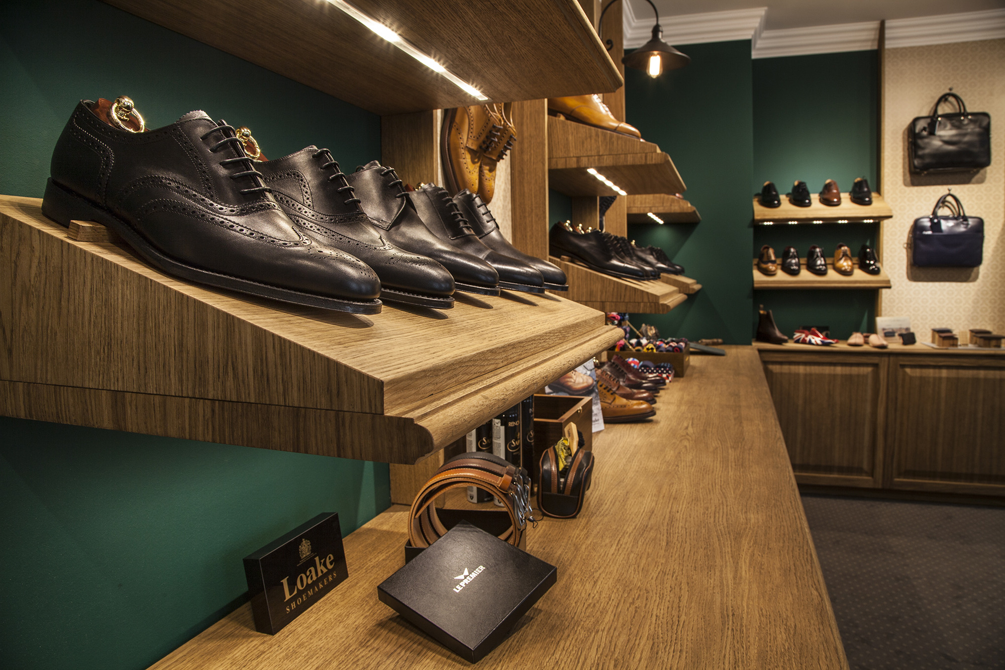 2015 年 Loake Shoemakers 定制店铺设计-5