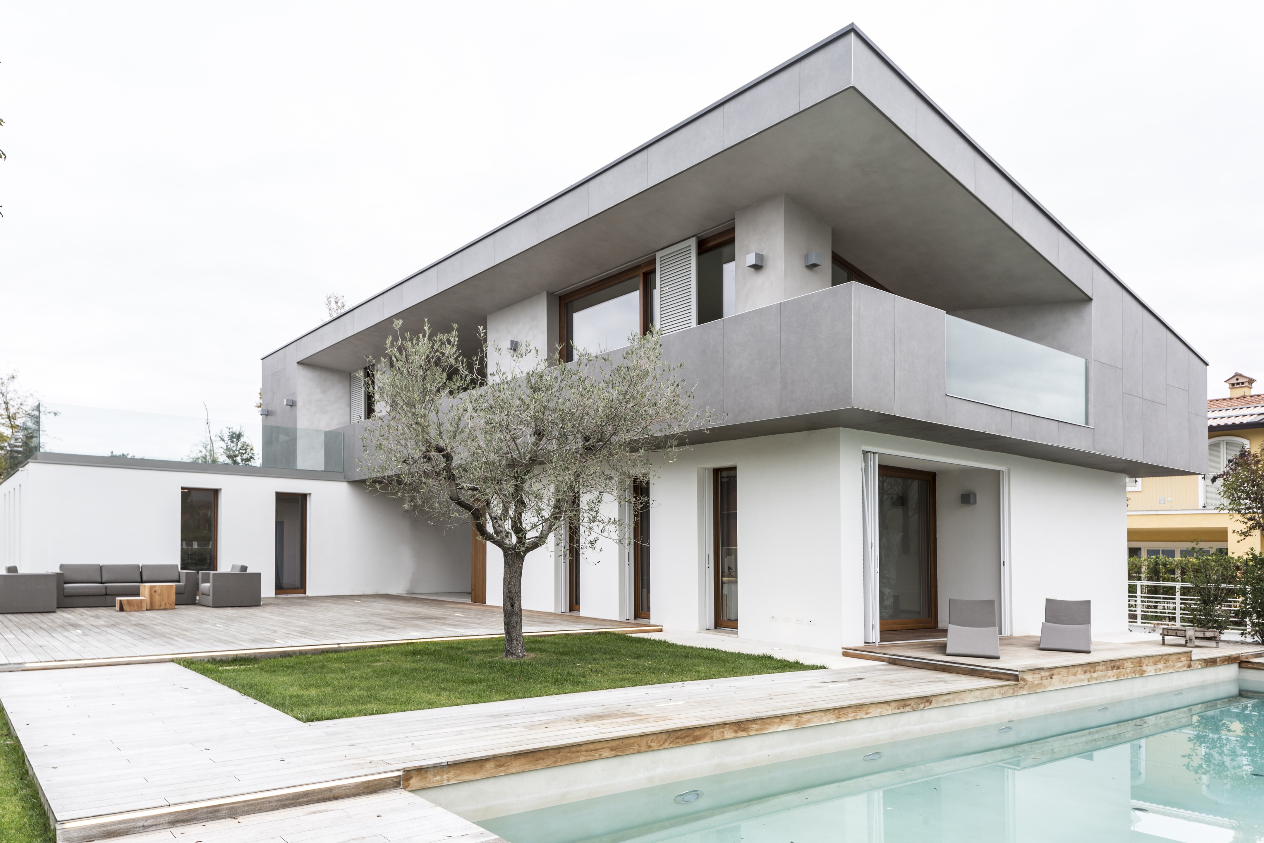 简练纯粹,自然光影交织的意大利别墅设计-27