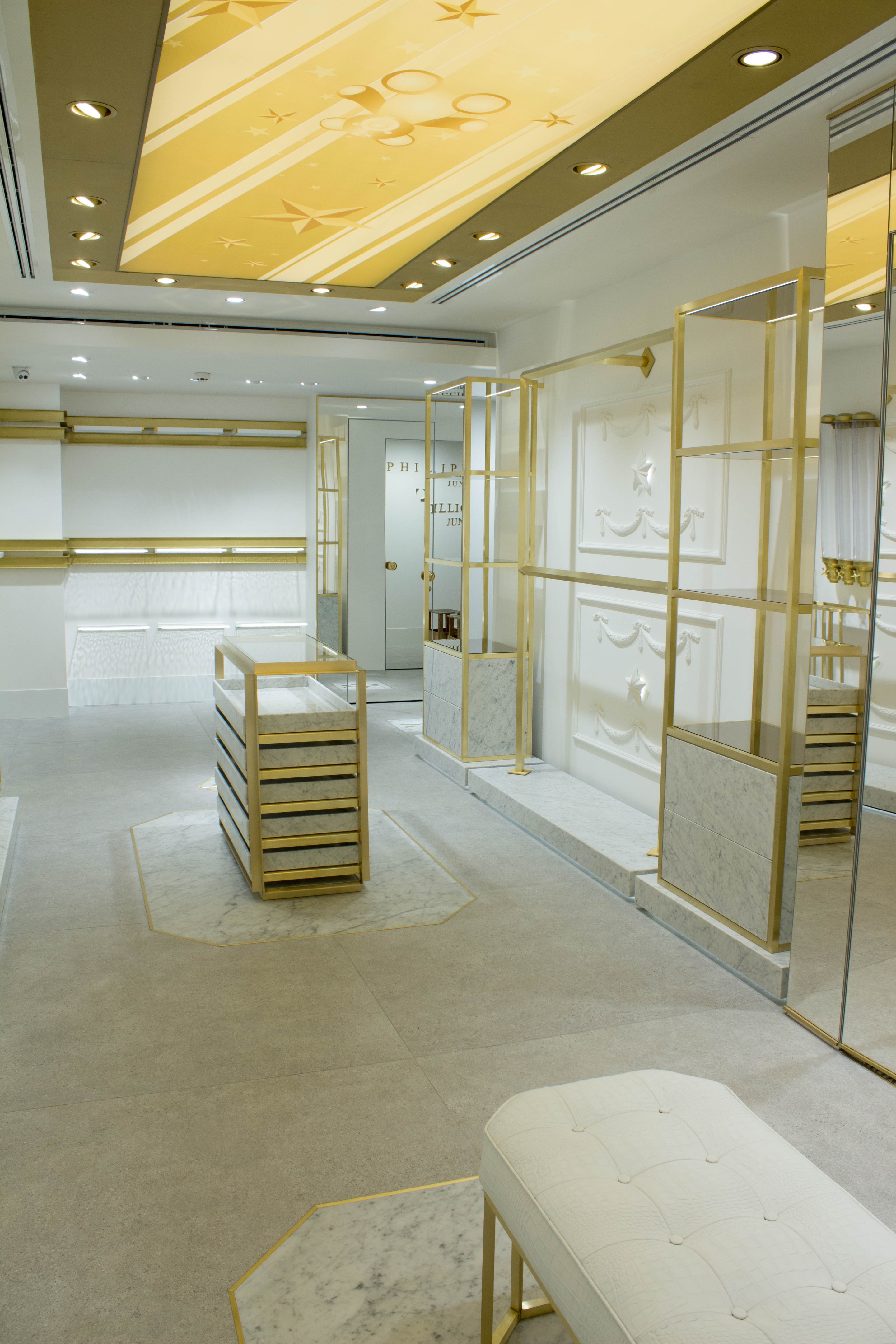 2018 年完成的基辅亿万富翁与 Philipp Plein Junior 购物商场设计-1