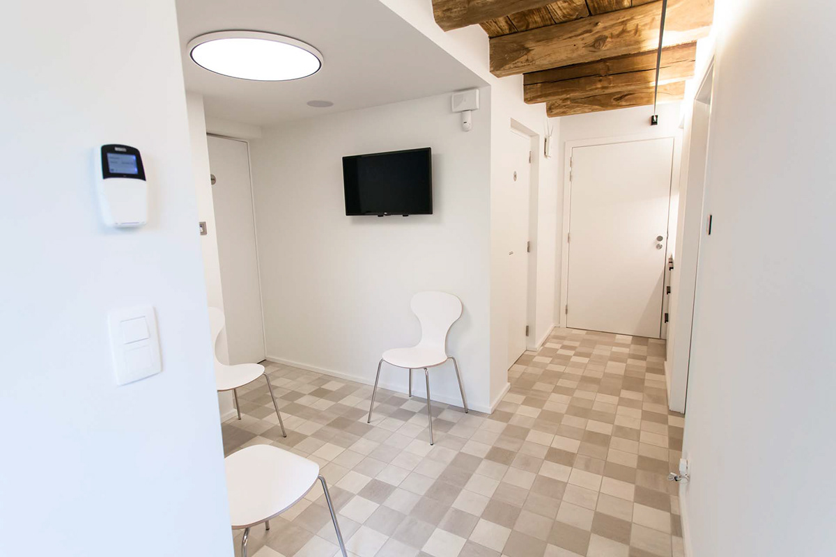 翻新老建筑,打造温馨专业足病诊疗空间-30