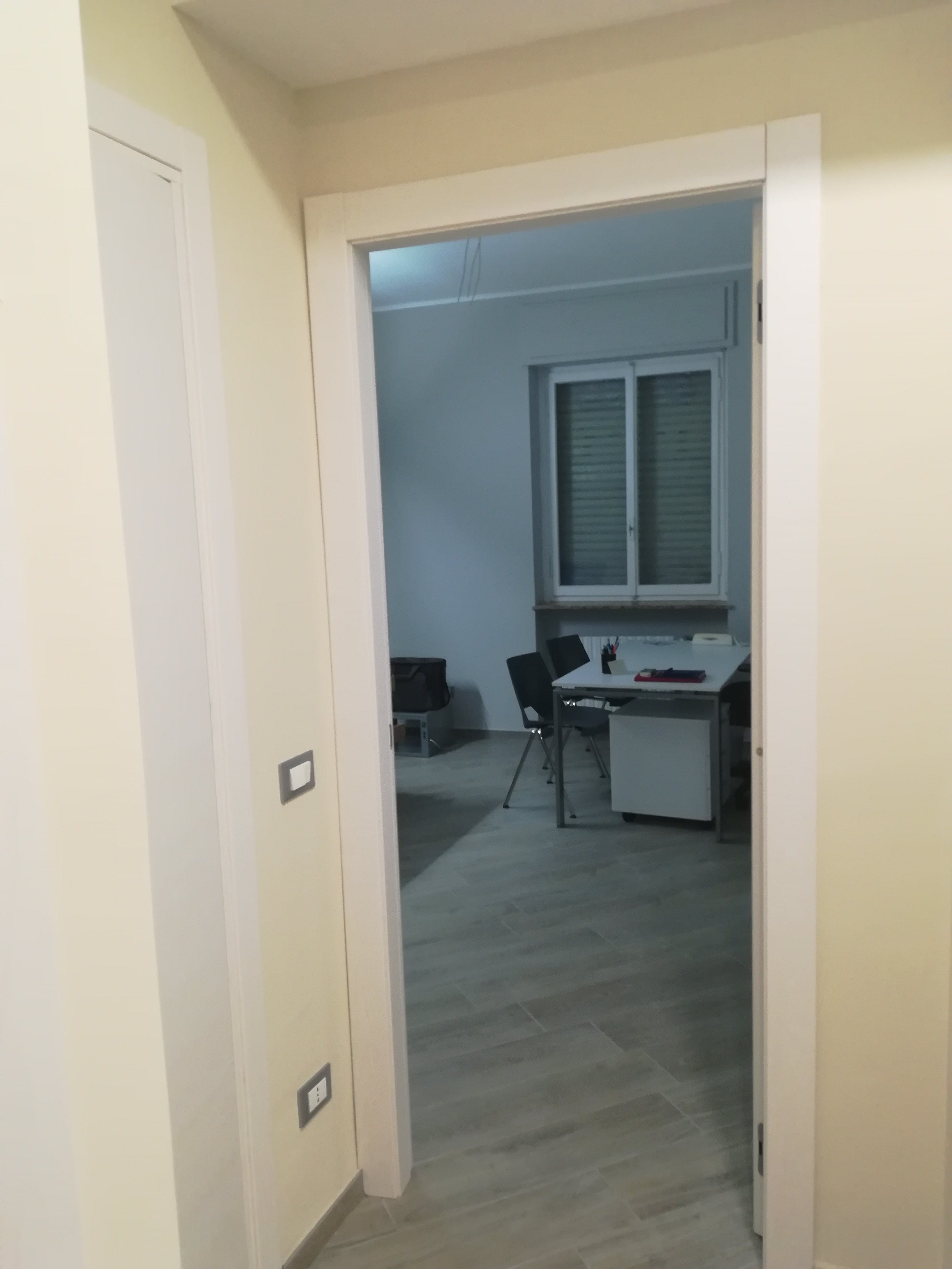 运动医学诊所 | 优雅的灰色与温暖的原木-5