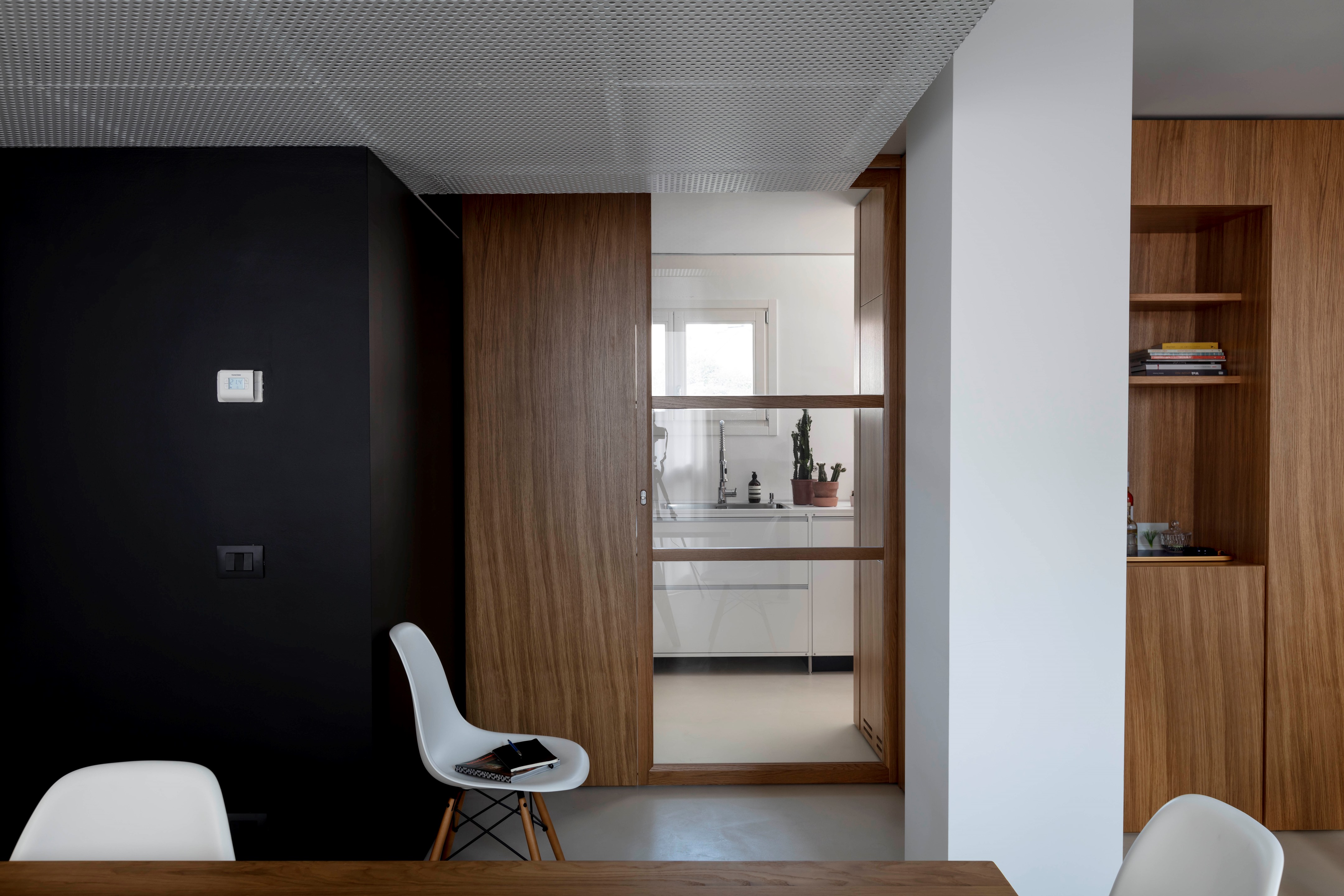 双层悬浮空间的现代城市小公寓设计-15