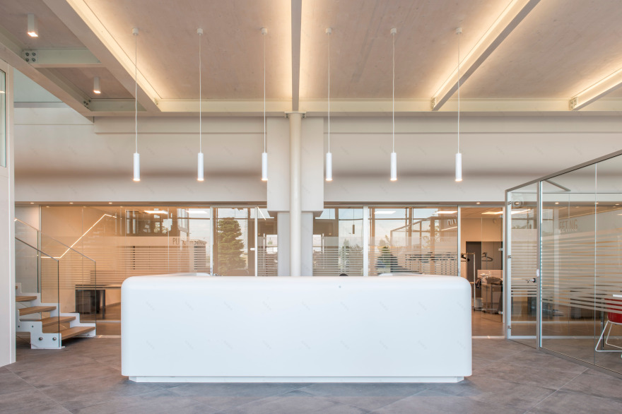 玻璃与钢铁的现代办公空间-3