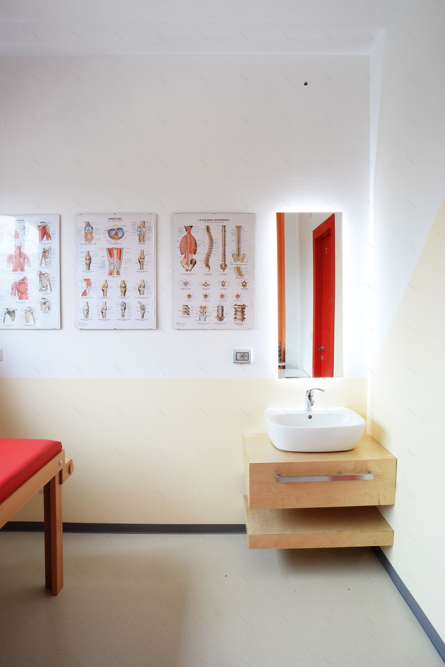 和谐均衡 | 多功能运动医疗中心设计-12