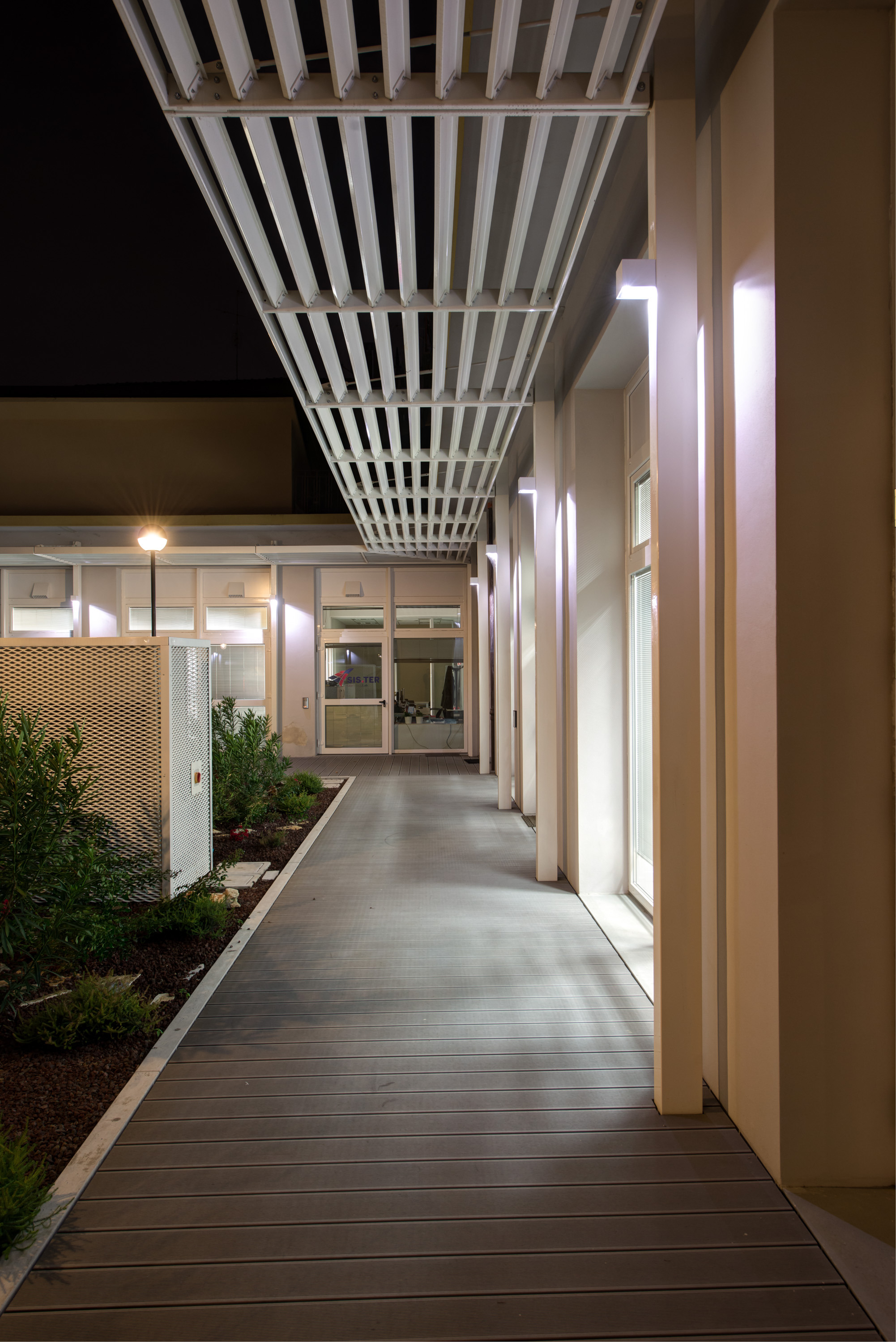 意大利 Imola 镇“Ex Beccherucci”项目,绿色办公空间与户外连接的典范-4