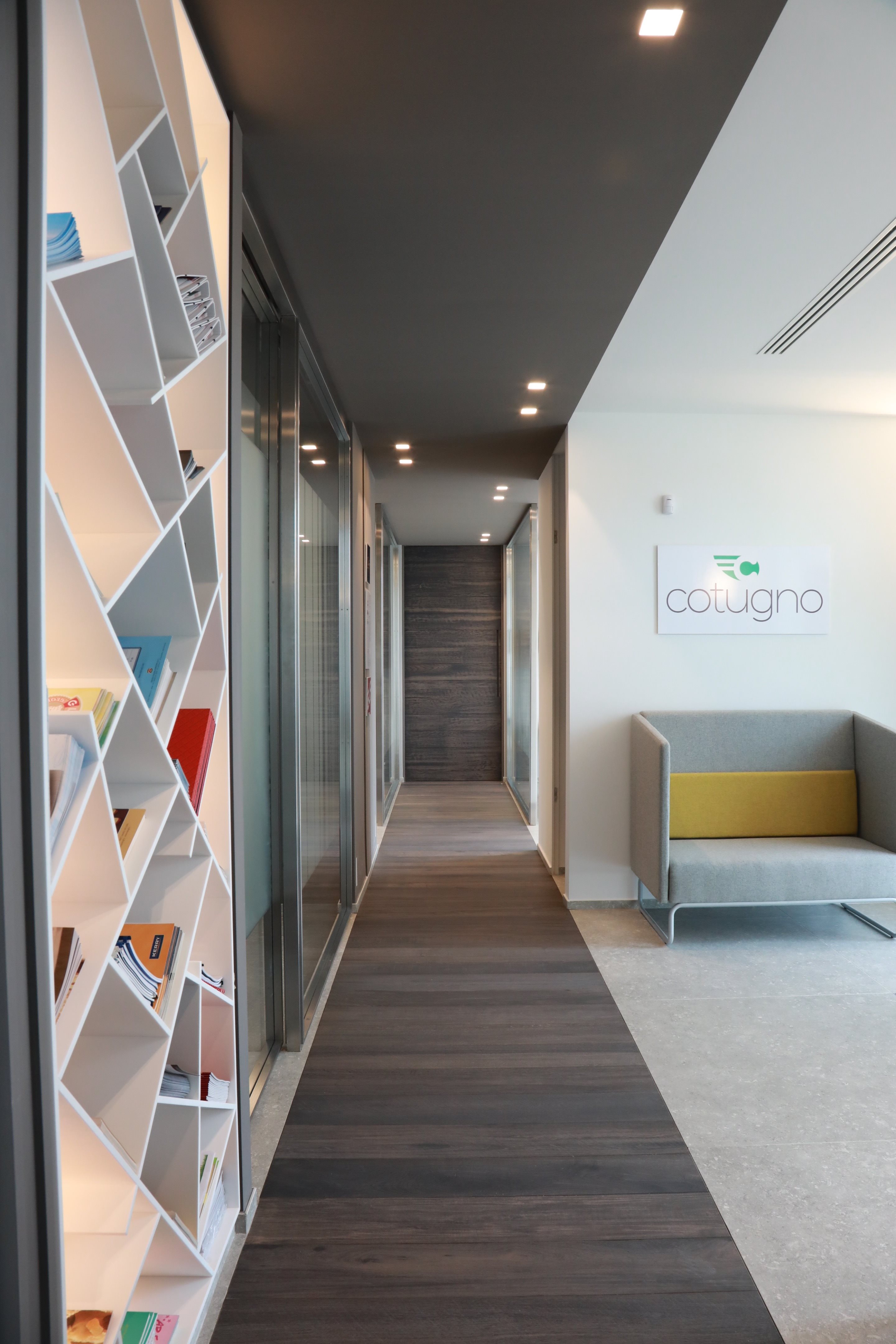 2018 年完成的新总部室内设计——Cotugno srl-2