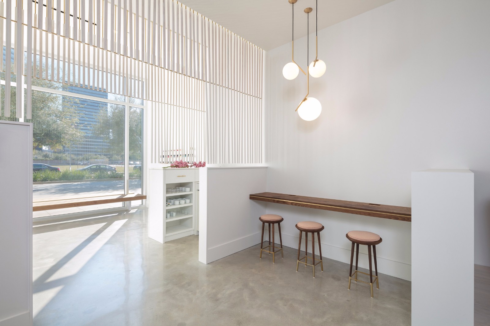 蓝色座椅,黄铜细节构建的舒适美甲空间-5