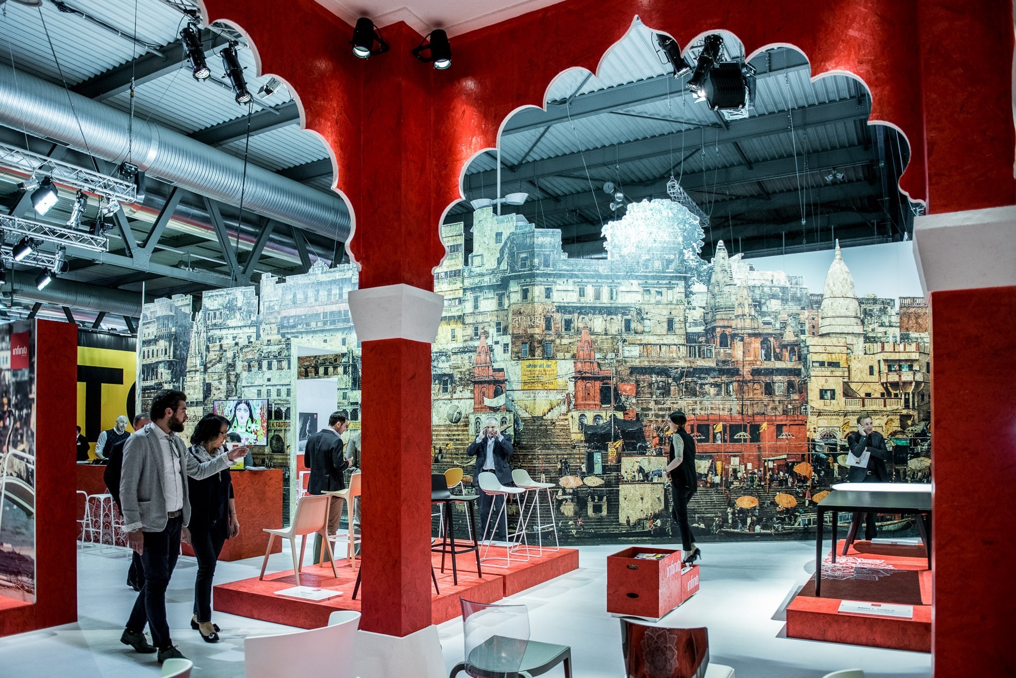 2015 年米兰家具展 Infiniti 展台——木结构魅力诠释现代展览设计-12