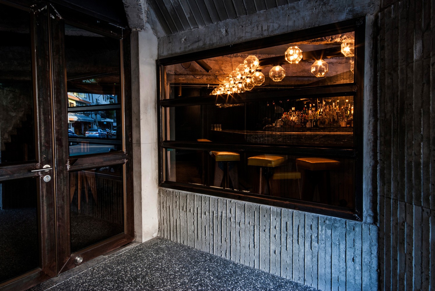 曼谷“过时”混凝土泰国餐厅,融入废弃背景的弹出式美食空间-1