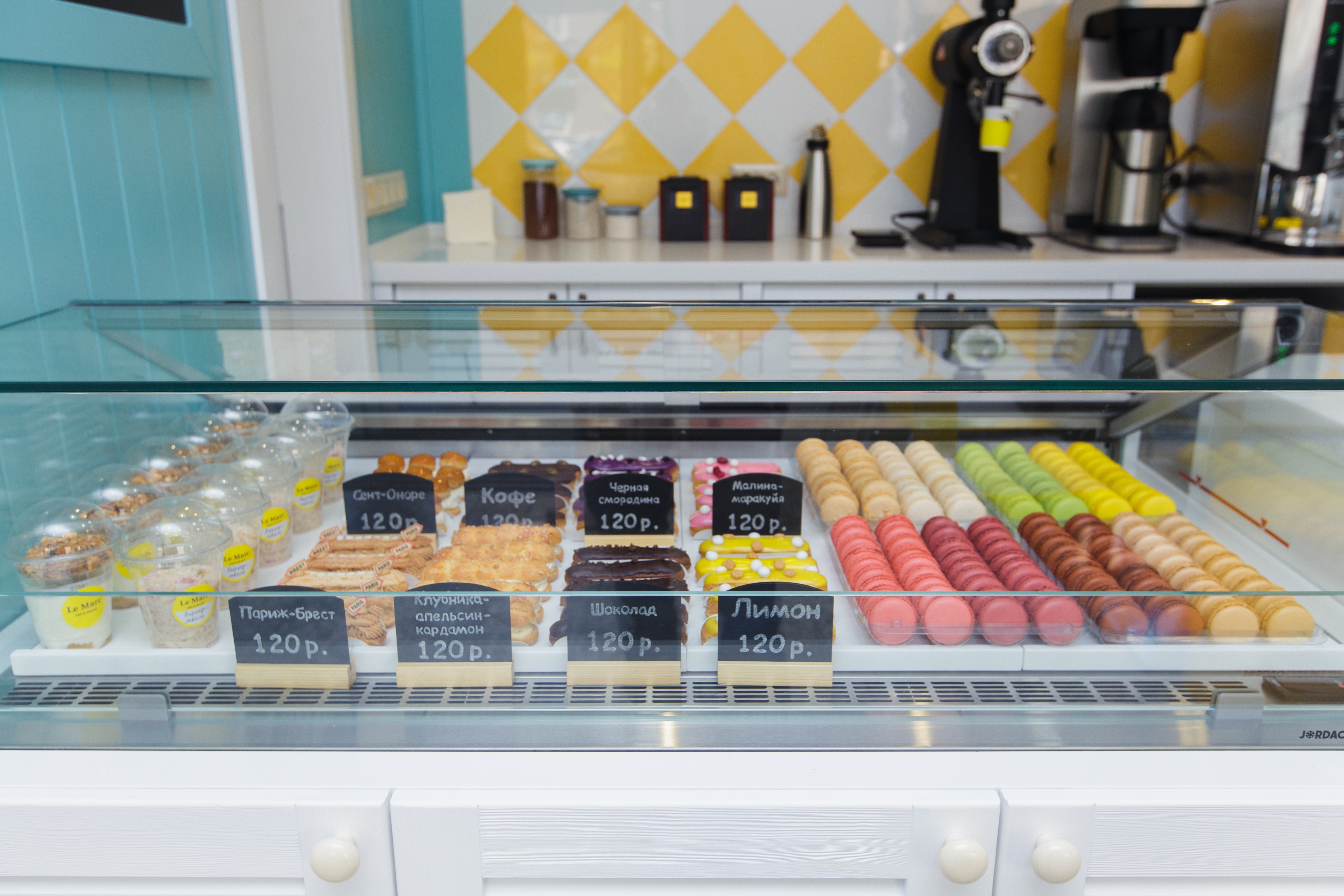 温馨简约,Omsk 城市中心的"Le Marc"咖啡厅-9