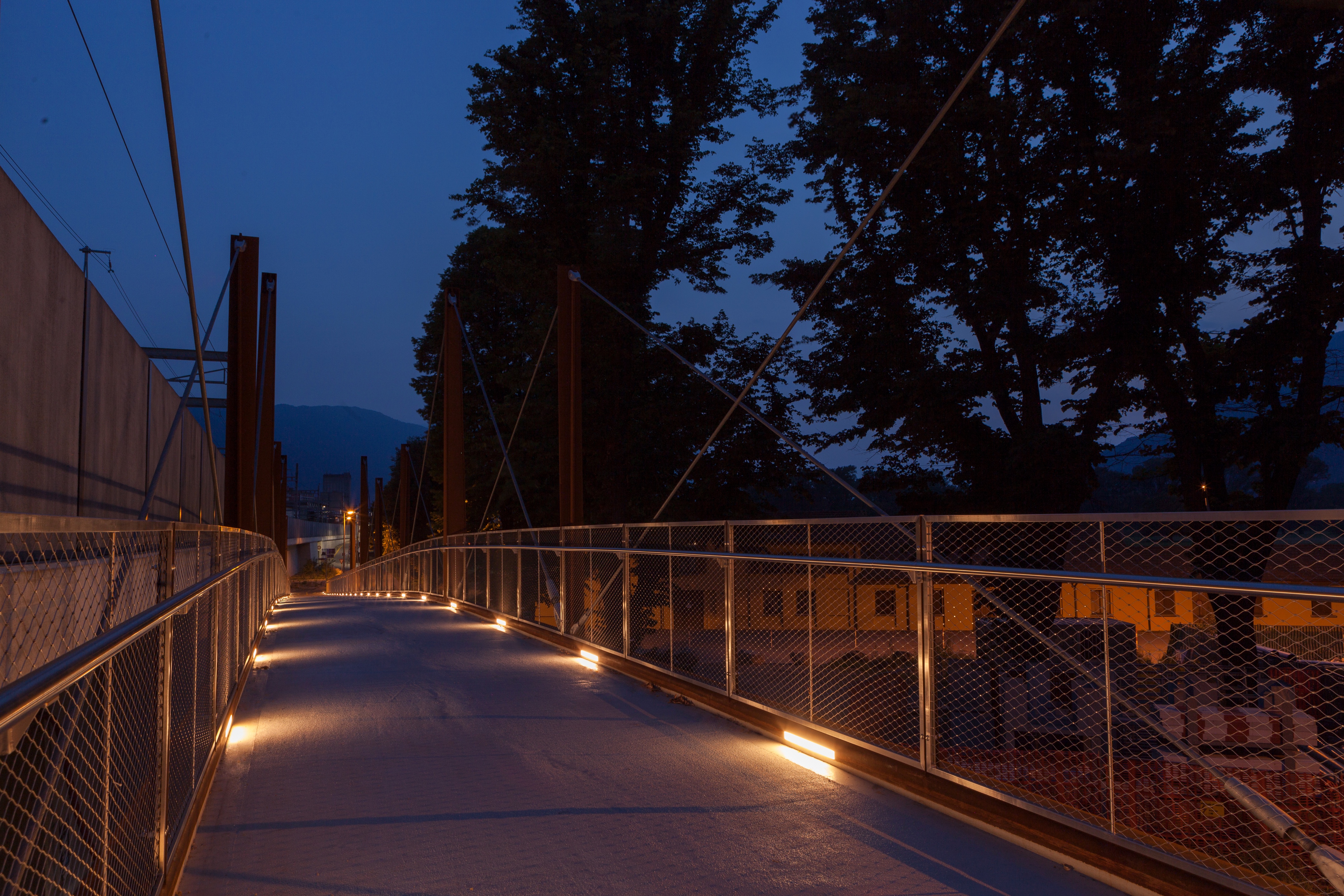 瑞士贝尔林佐市 Saleggi 人行天桥-2