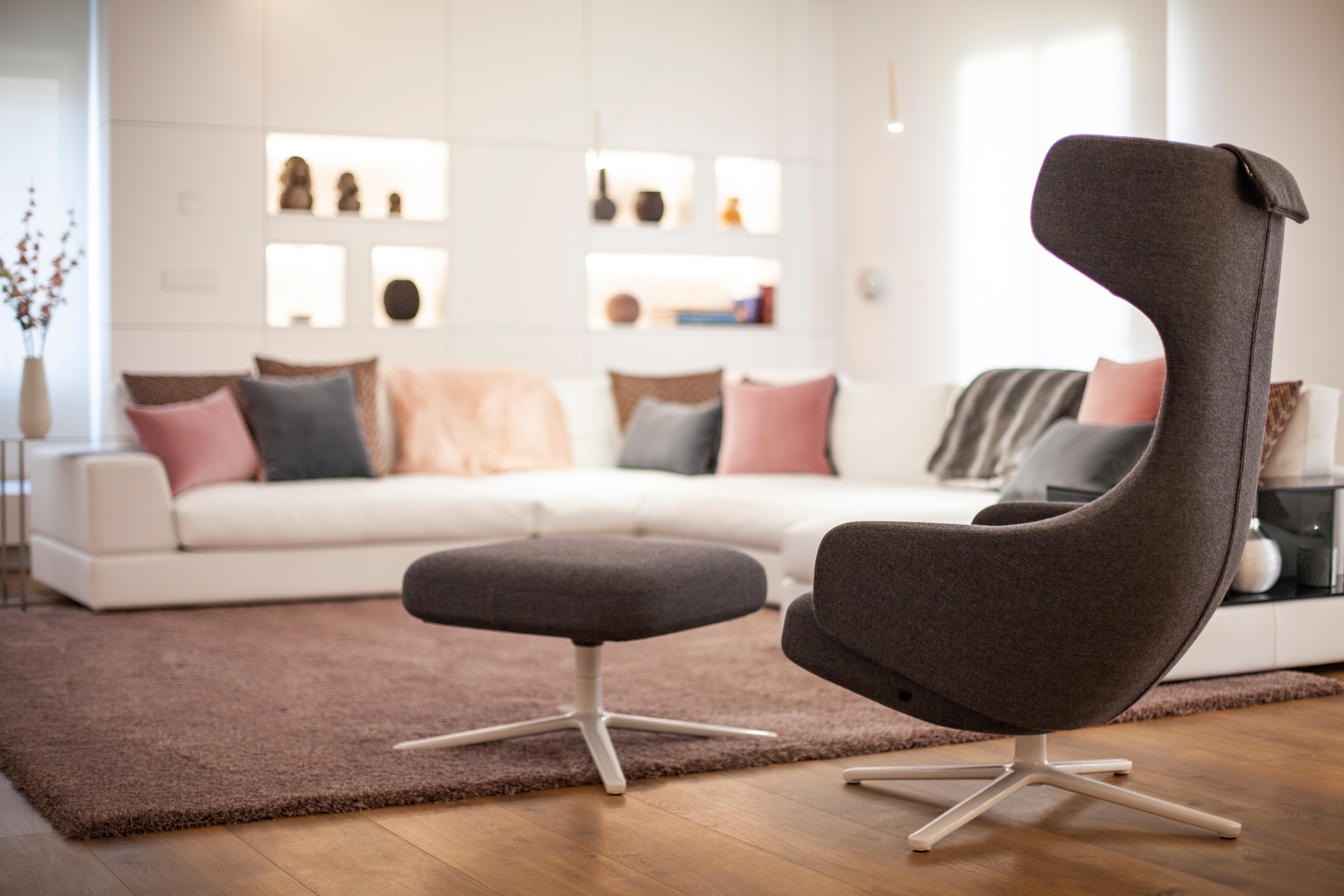 极简风格顶层公寓，温暖木质地板与经典黑白浴室设计-11