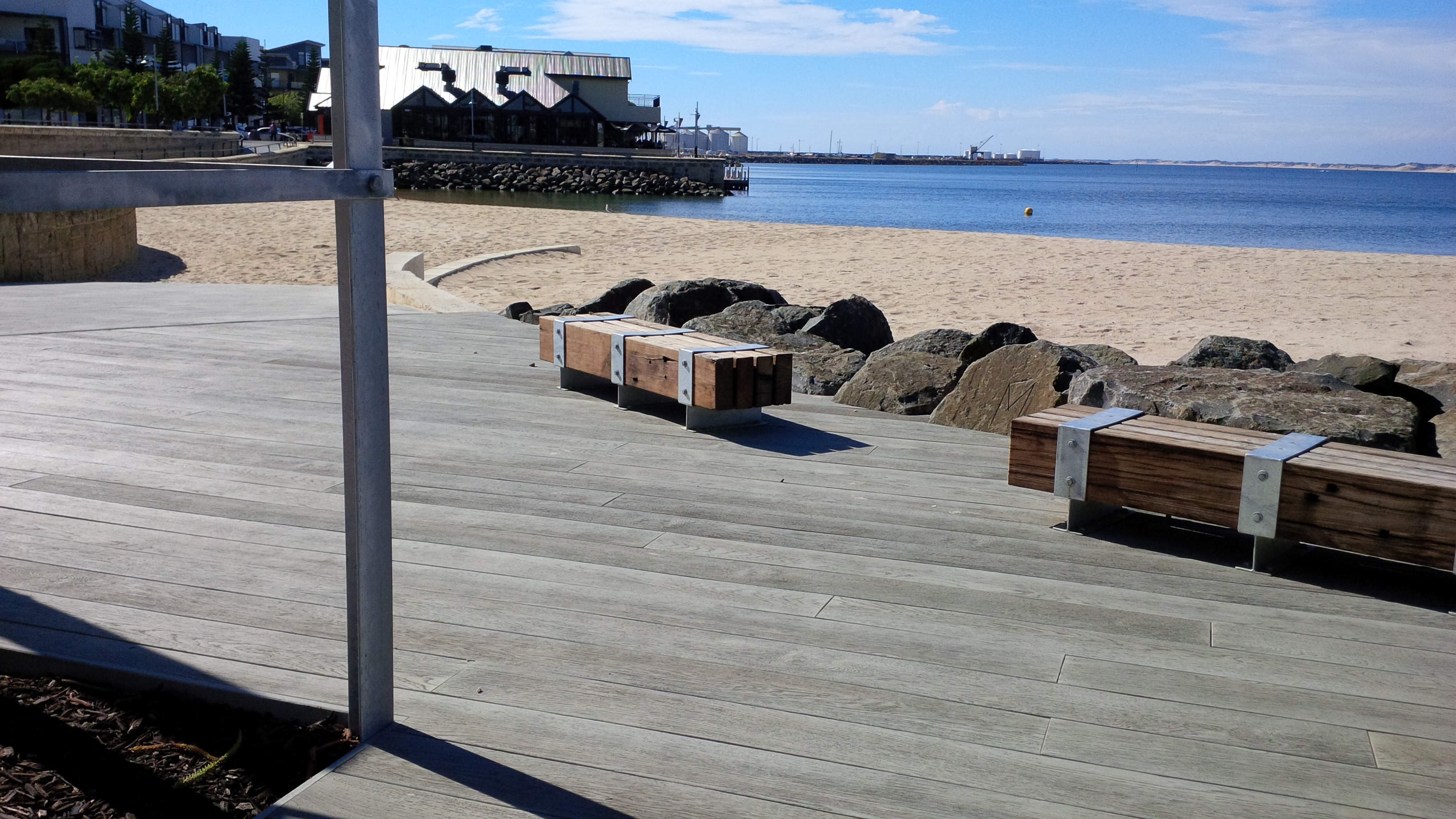 2014 年完工的 Millboard Smoked Oak decking 项目-5