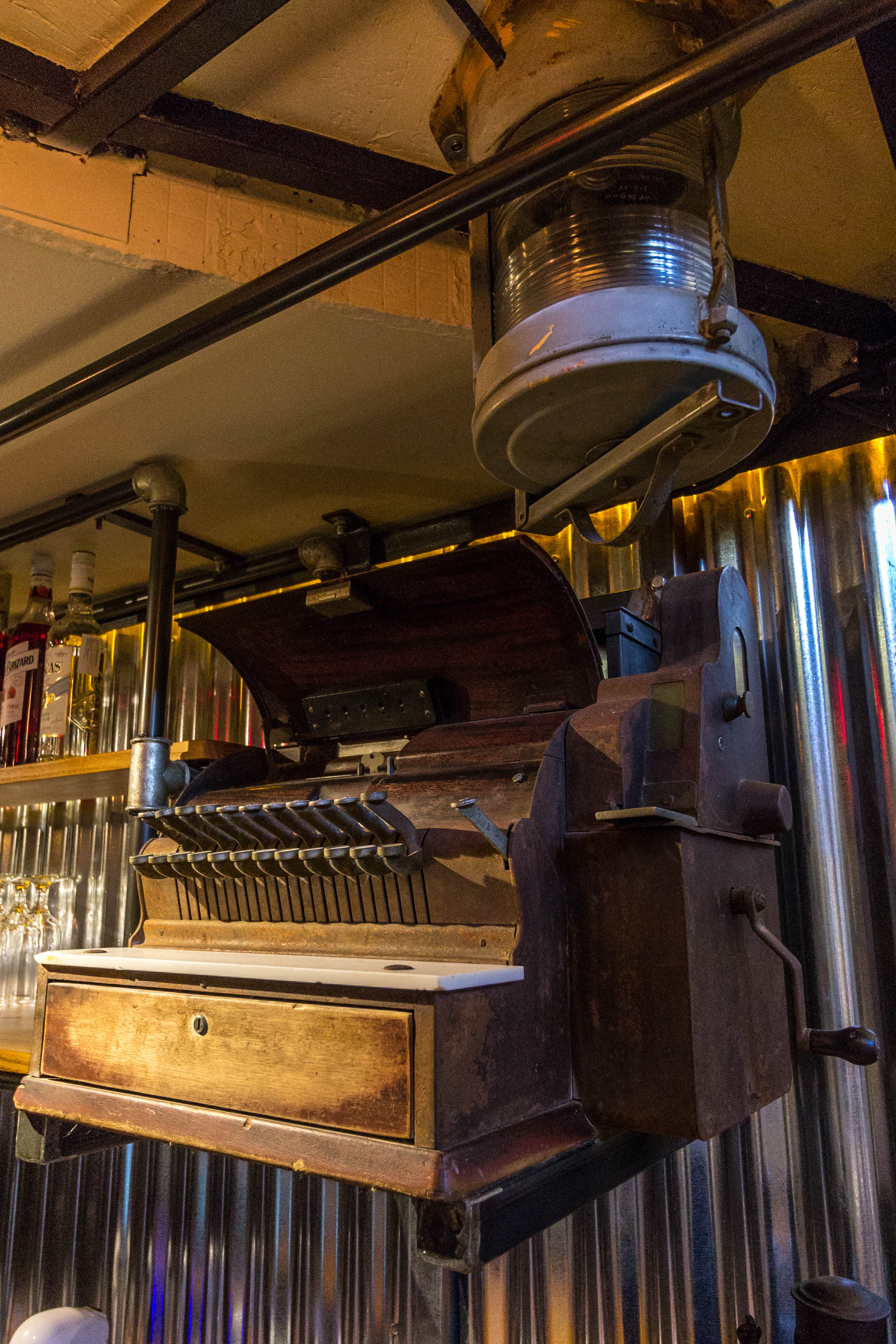 独特工业风,1200 米管道打造的极致酒吧空间-23