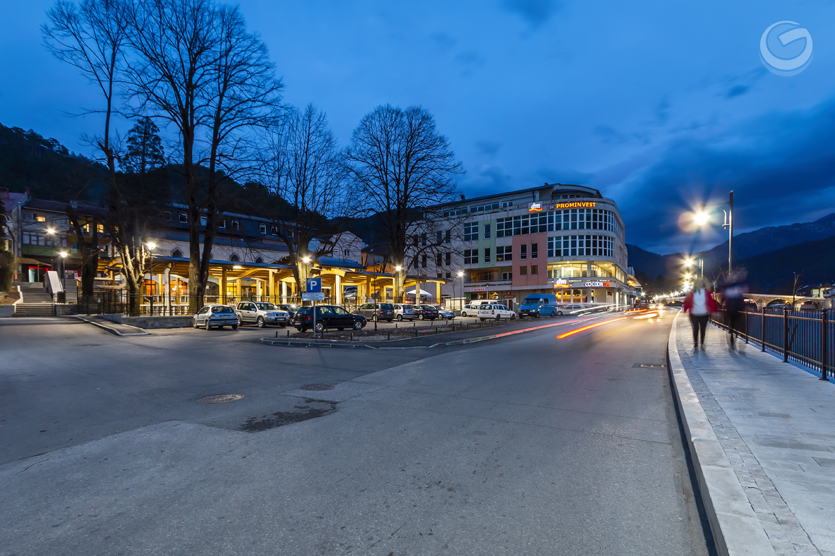 2019 年完成的木结构市场广场-11
