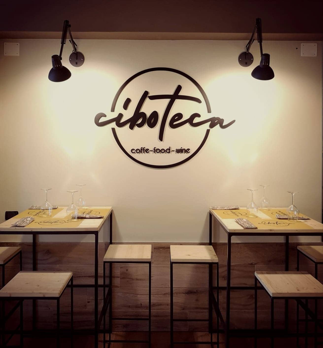 年轻时尚酒吧，打造愉悦就餐氛围-0