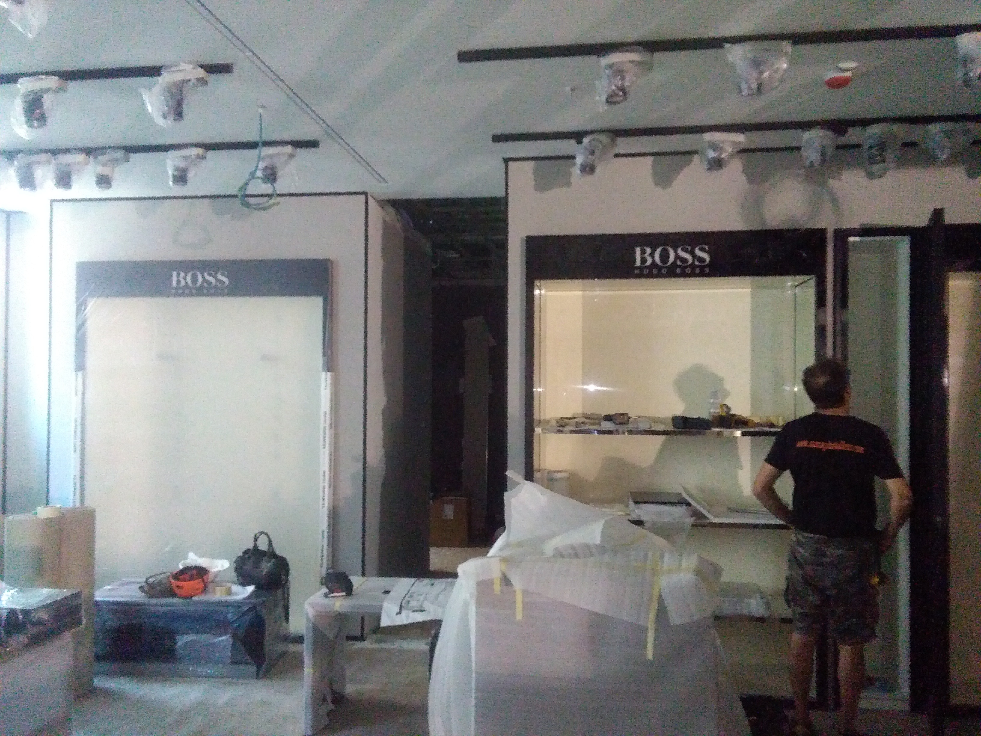 2017 年罗马"拉·里贾纳"三叉戟街角 HUGO BOSS 展示厅室内设计案例-8