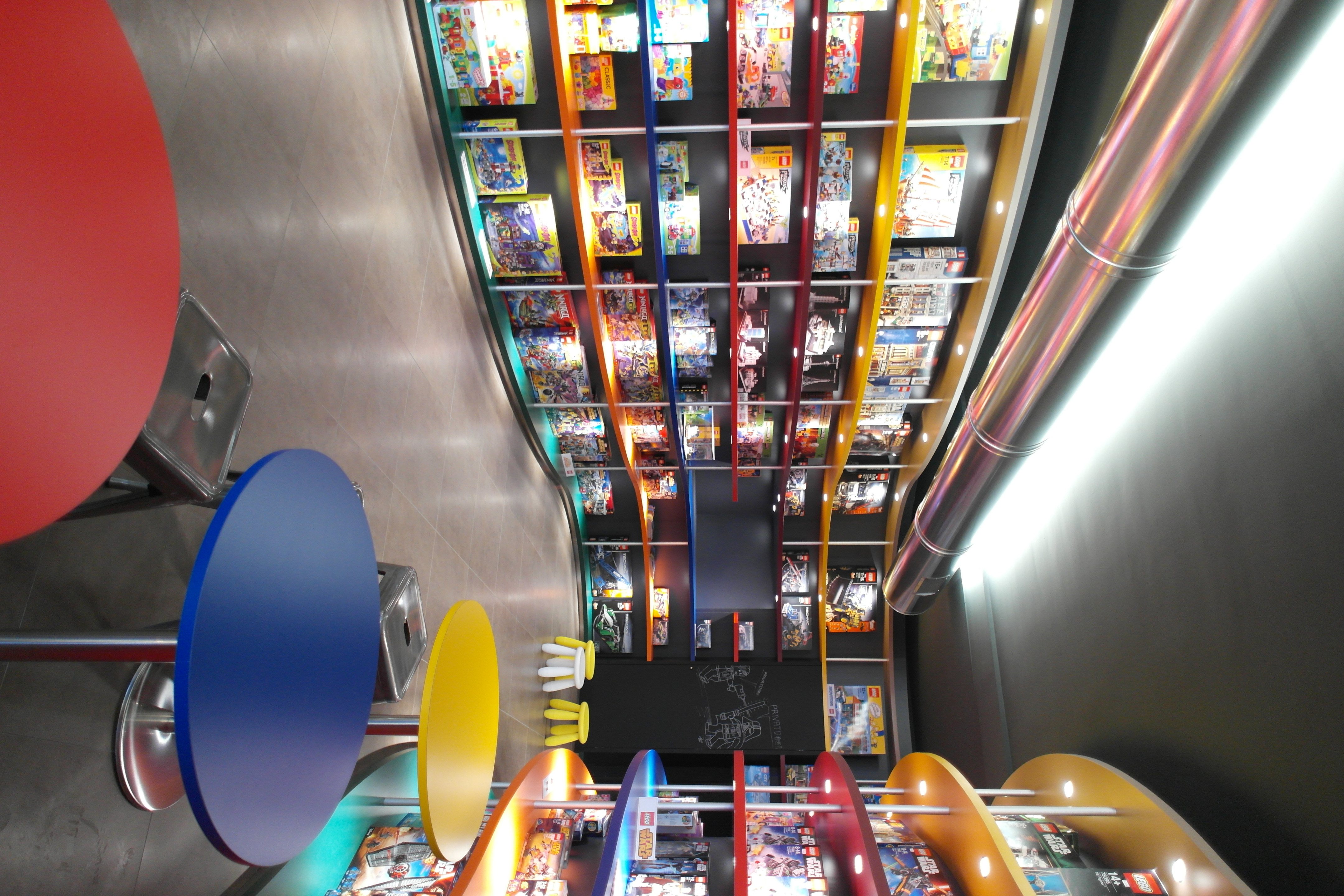 创意玩具店里的意大利手工冰淇淋-15