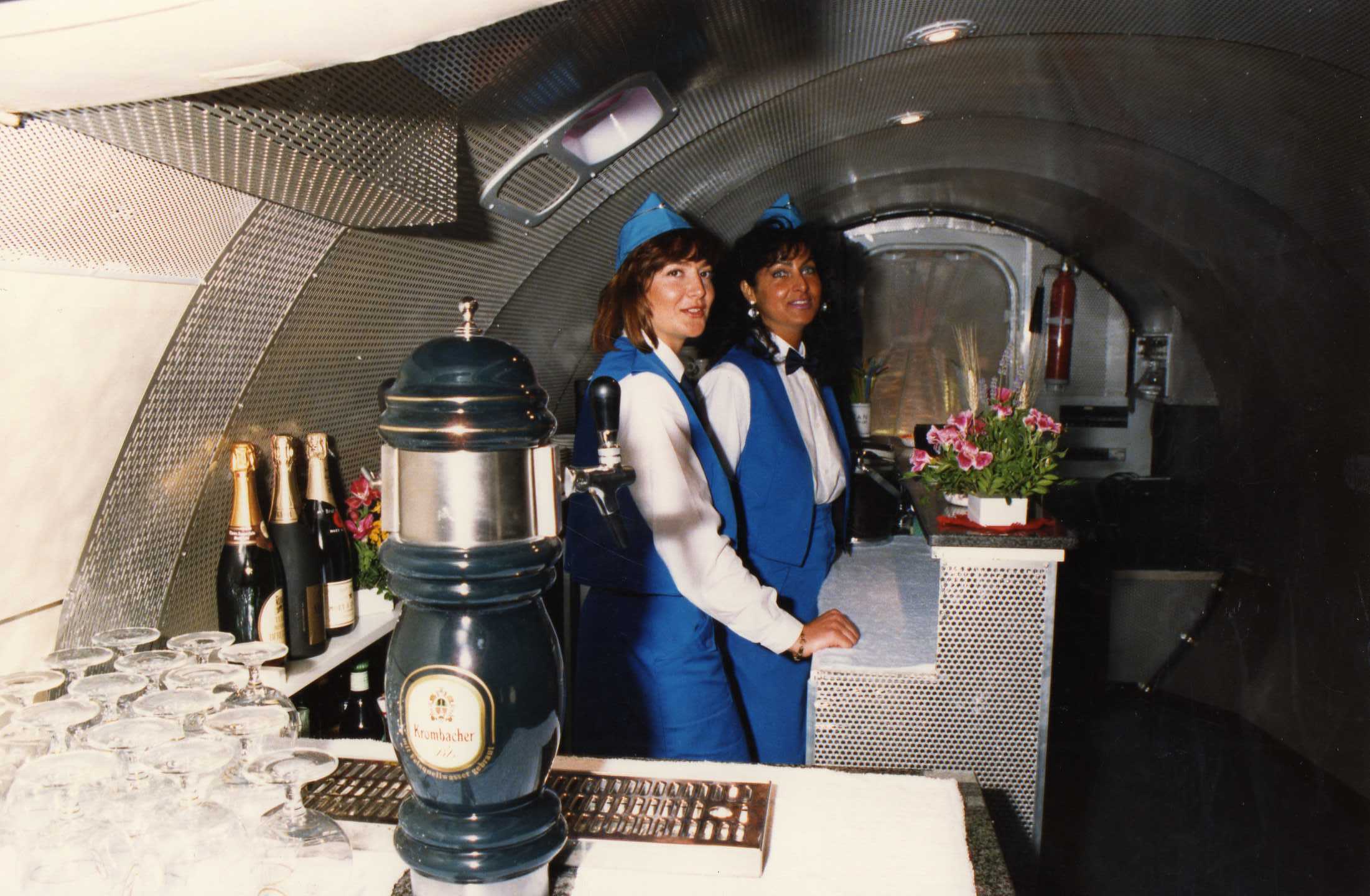 翱翔绿茵上 · 废旧飞机变身的空中酒馆-7