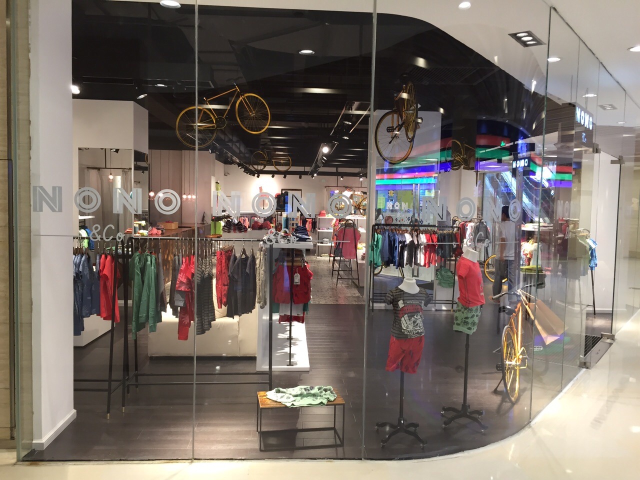 自然色彩的儿童时尚店铺设计-0