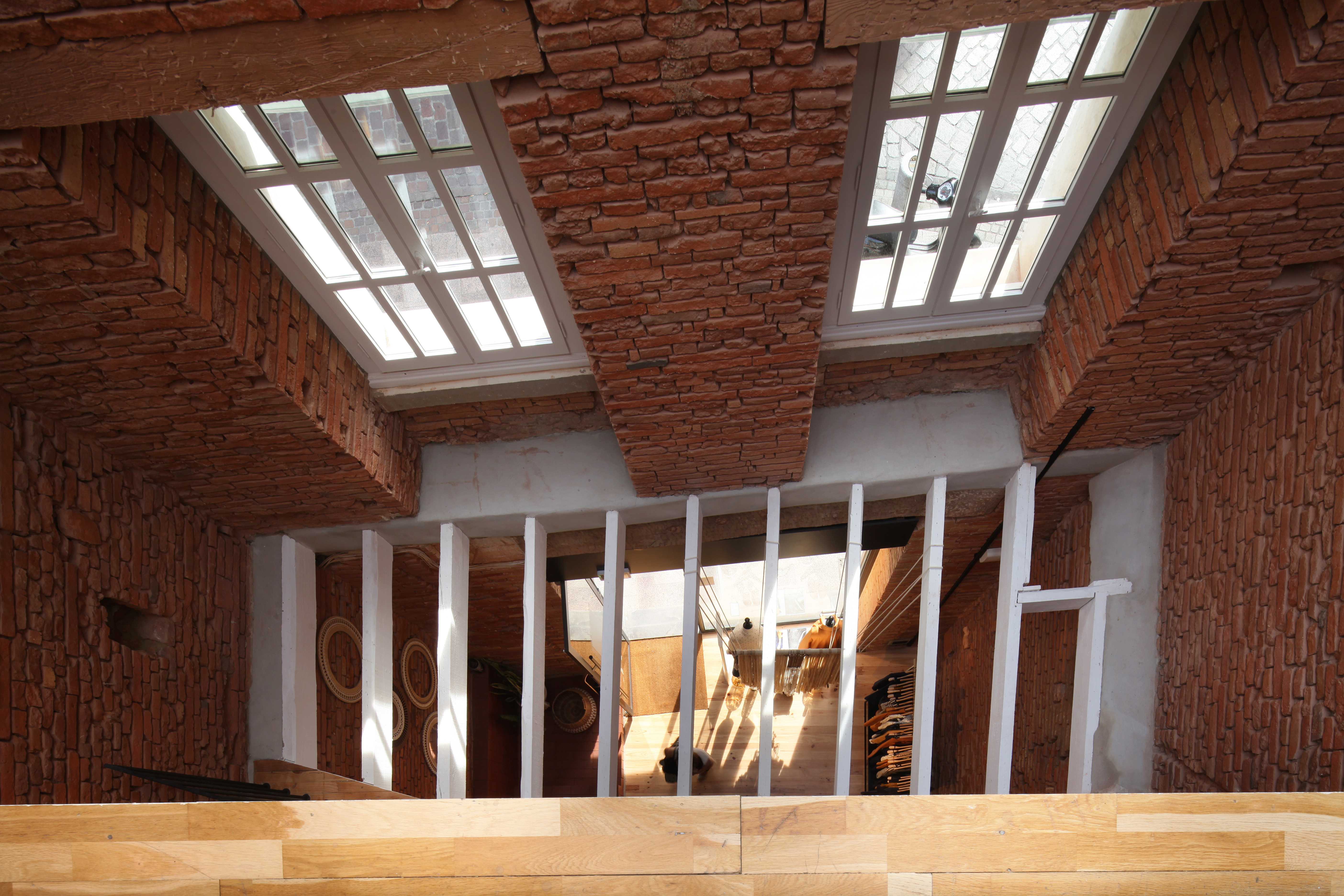 苏孙品牌店 | 四层空间无隔墙,历史建筑里的现代商业之美-12