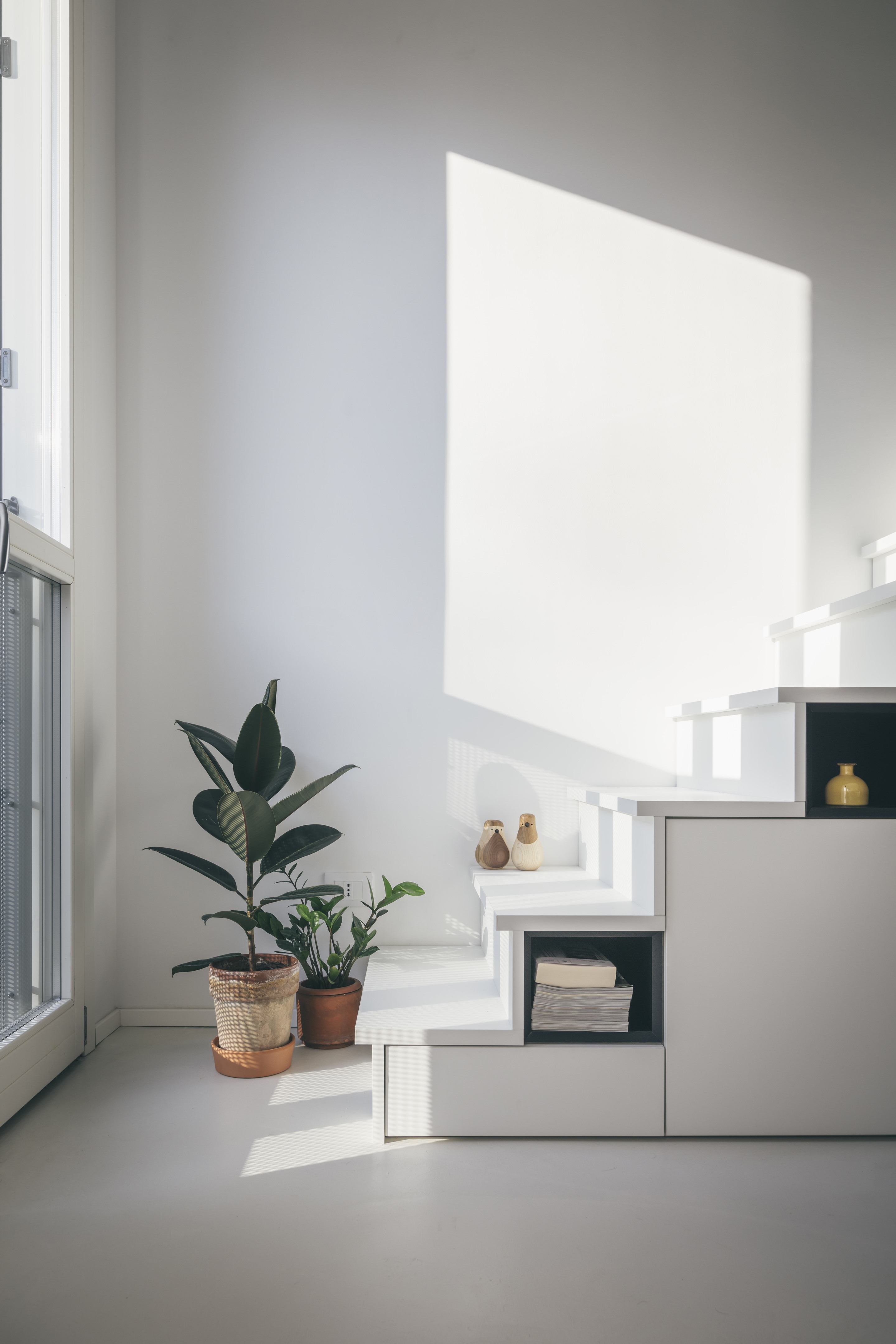 双层悬浮空间的现代城市小公寓设计-13