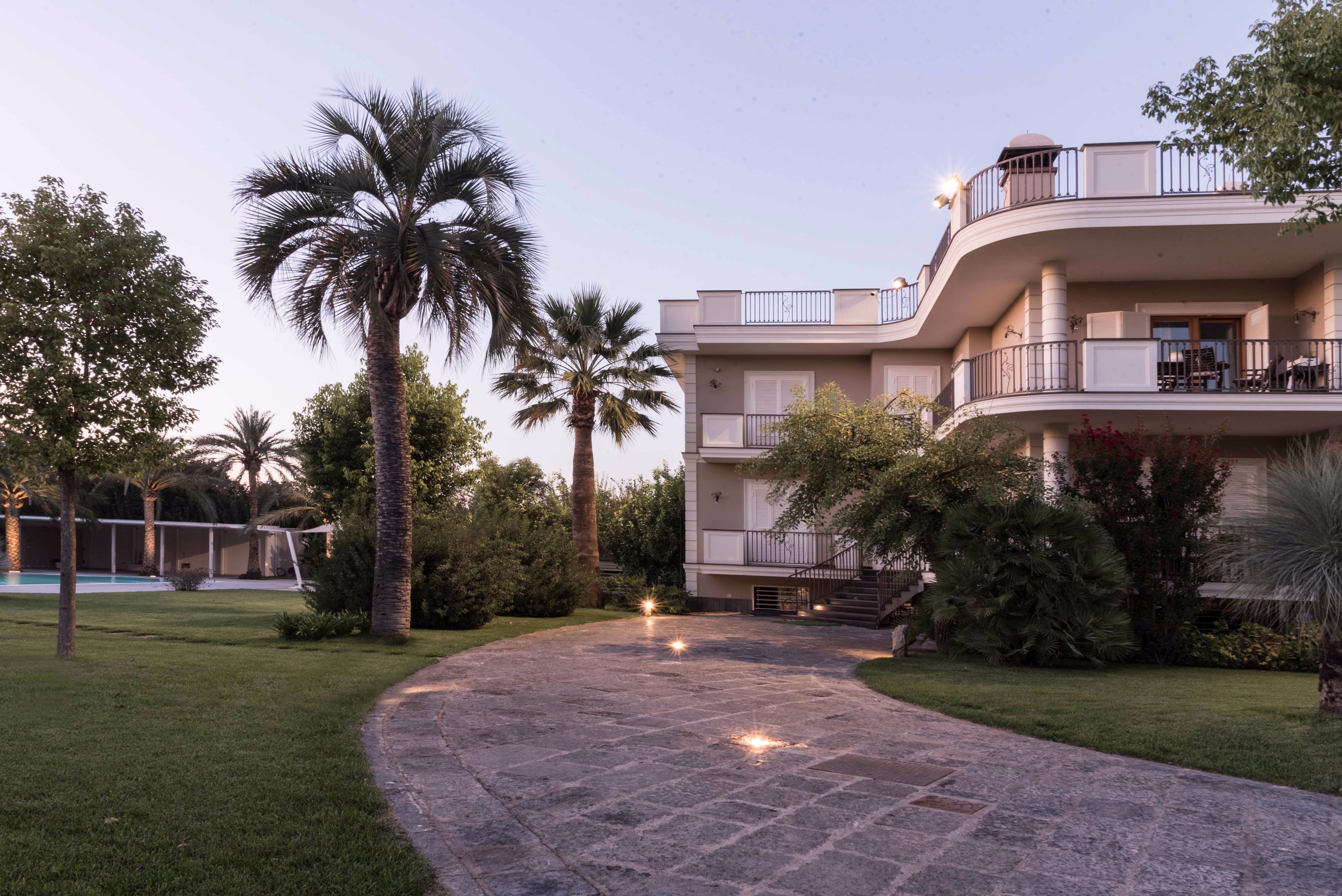 私人住宅花园设计，光影交错打造独特空间-13