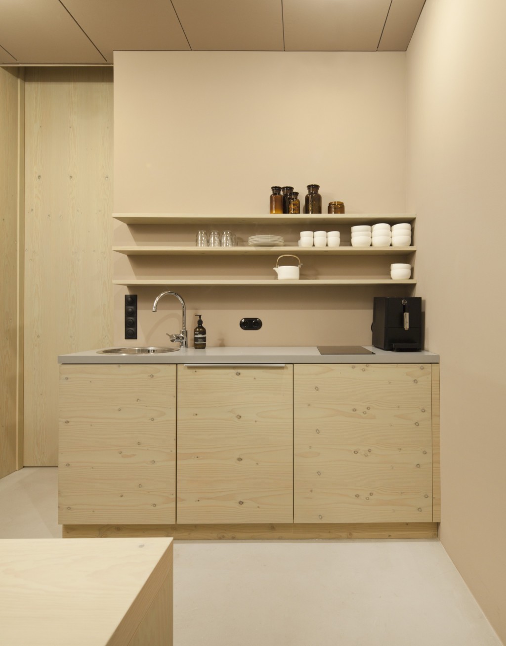 德国杜塞尔多夫伊索书店,金色曲线与户外广场融为一体-7