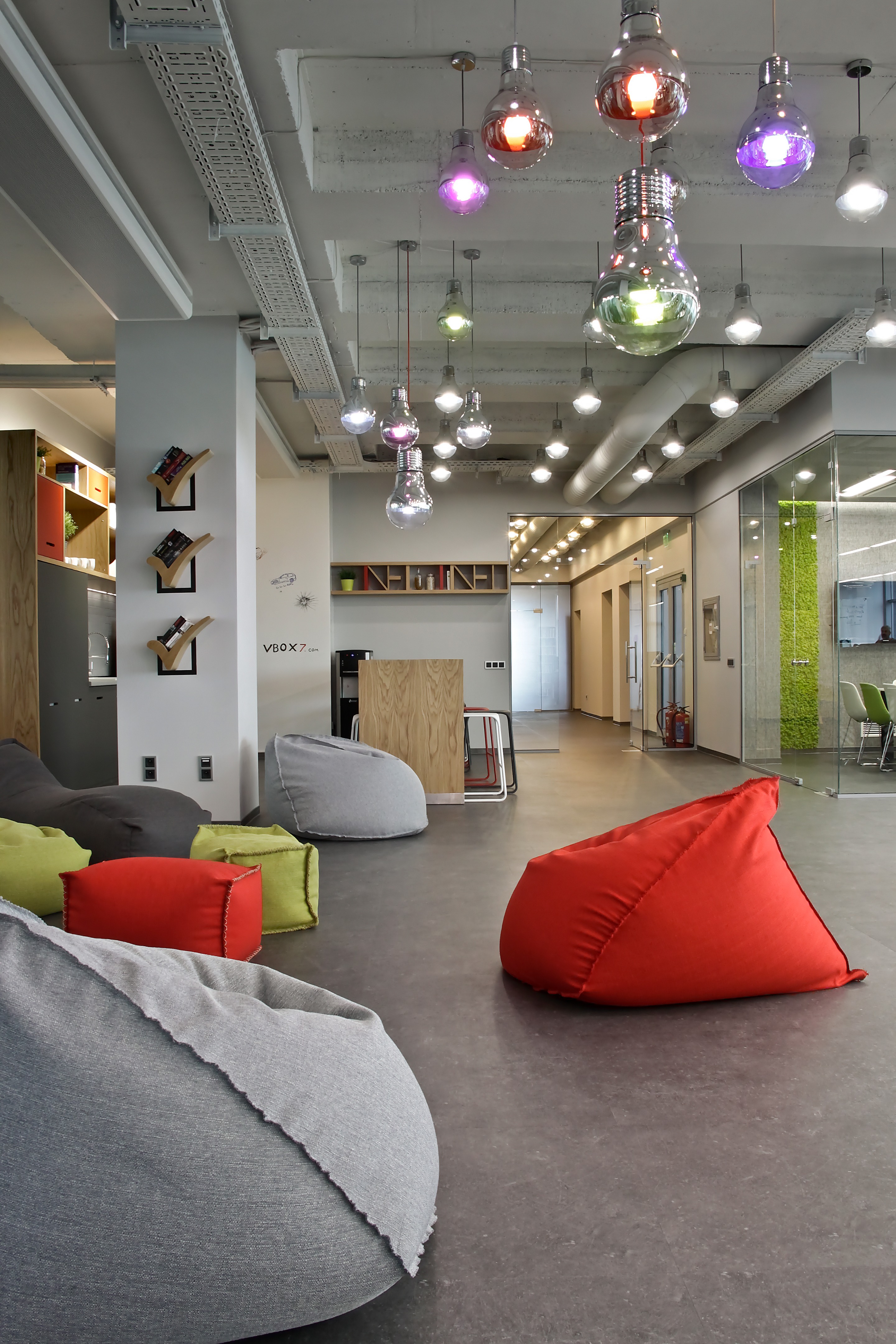 融合科技与复古的现代办公室设计-20