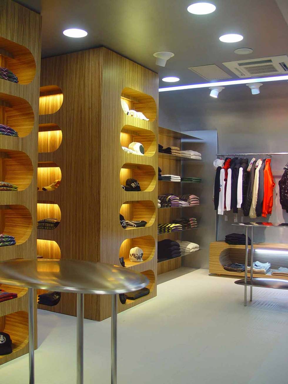 2006 年完成的 Miceli 运动服饰商店室内设计-43