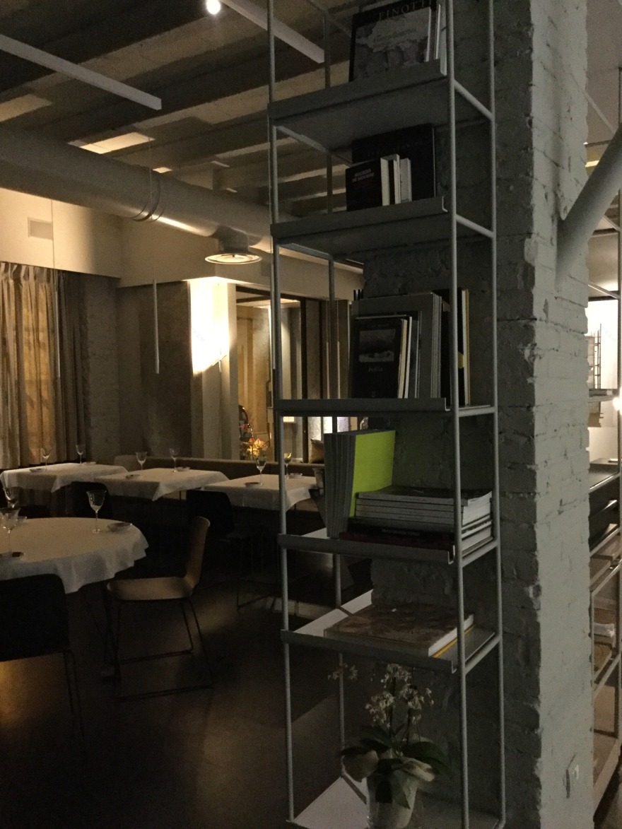 戏剧性光影下的美食舞台——2016 年完成的餐厅设计-10